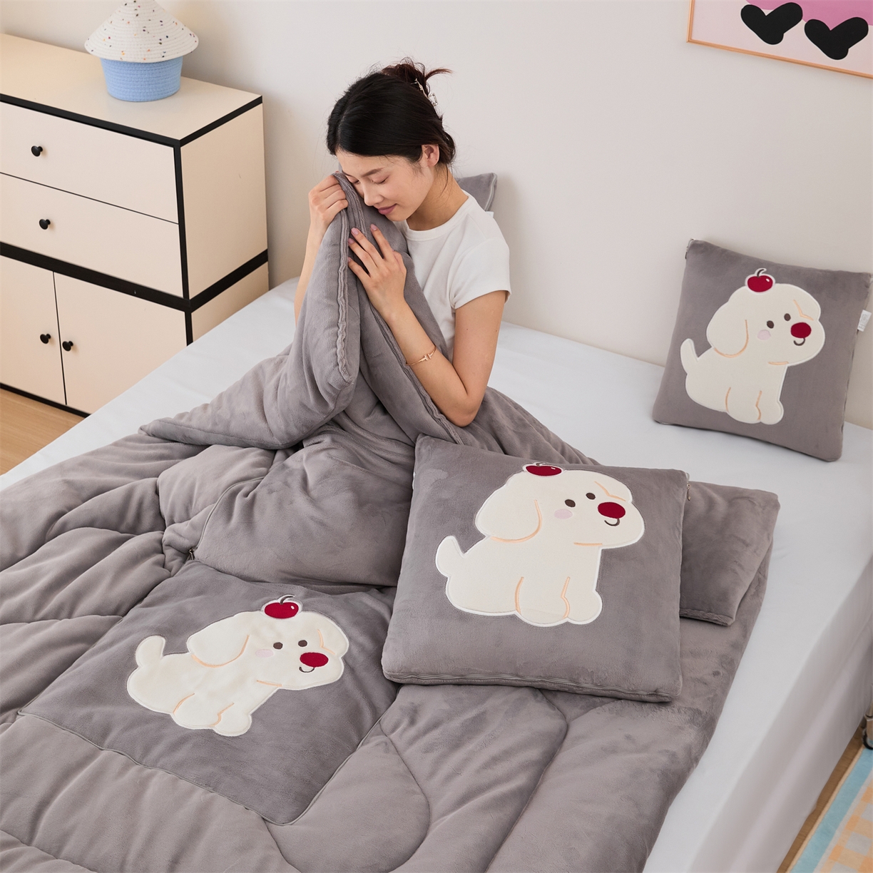 91家纺网 家纺一手货源 找家纺 哩哩熊2025抱枕被子两用加厚牛奶绒二合一汽车载枕头办公室午睡毯子冬天靠枕-樱桃小狗 樱桃小狗-深灰