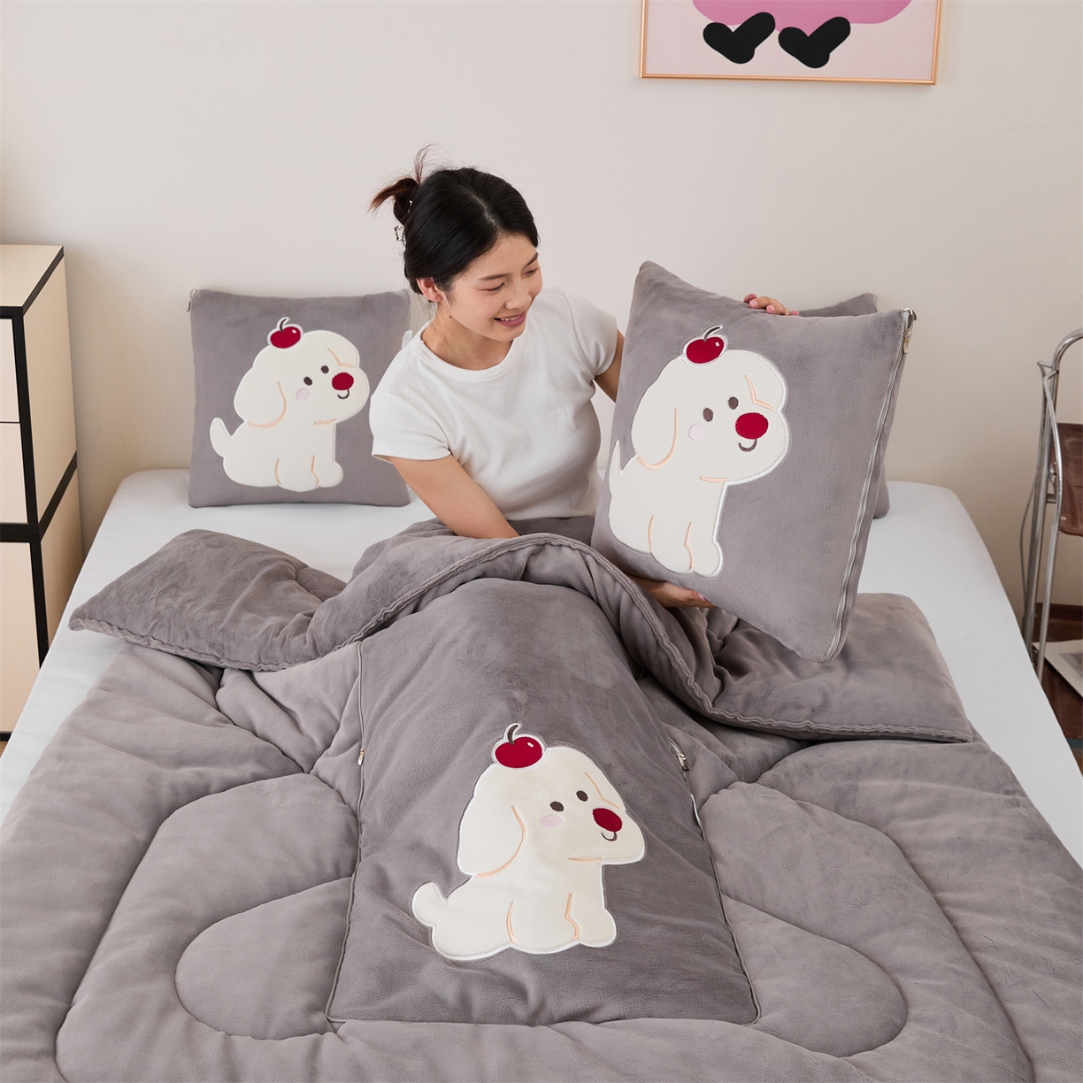 91家纺网 家纺一手货源 找家纺 哩哩熊2025抱枕被子两用加厚牛奶绒二合一汽车载枕头办公室午睡毯子冬天靠枕-樱桃小狗 樱桃小狗-深灰