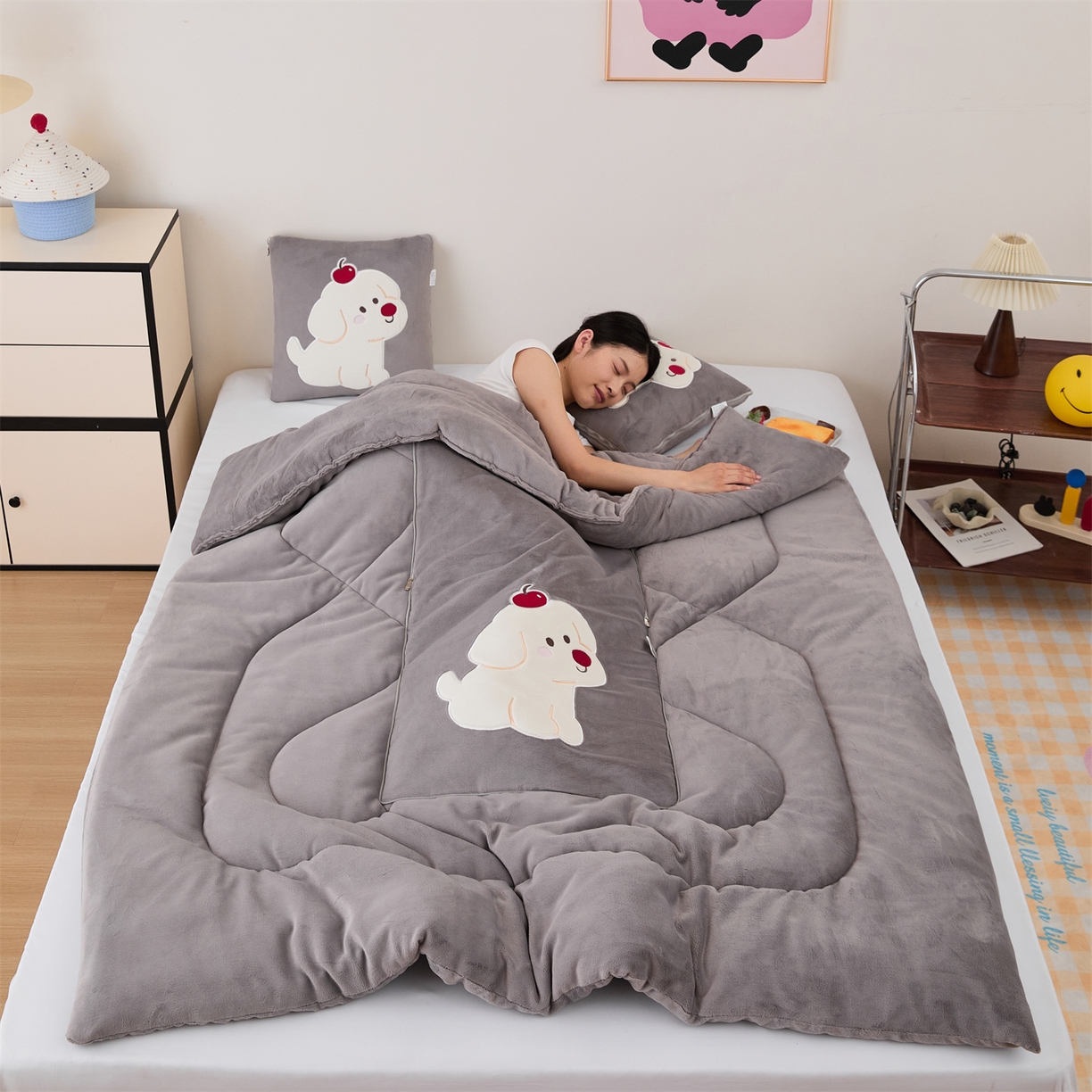 91家纺网 家纺一手货源 找家纺 哩哩熊2025抱枕被子两用加厚牛奶绒二合一汽车载枕头办公室午睡毯子冬天靠枕-樱桃小狗 樱桃小狗-深灰