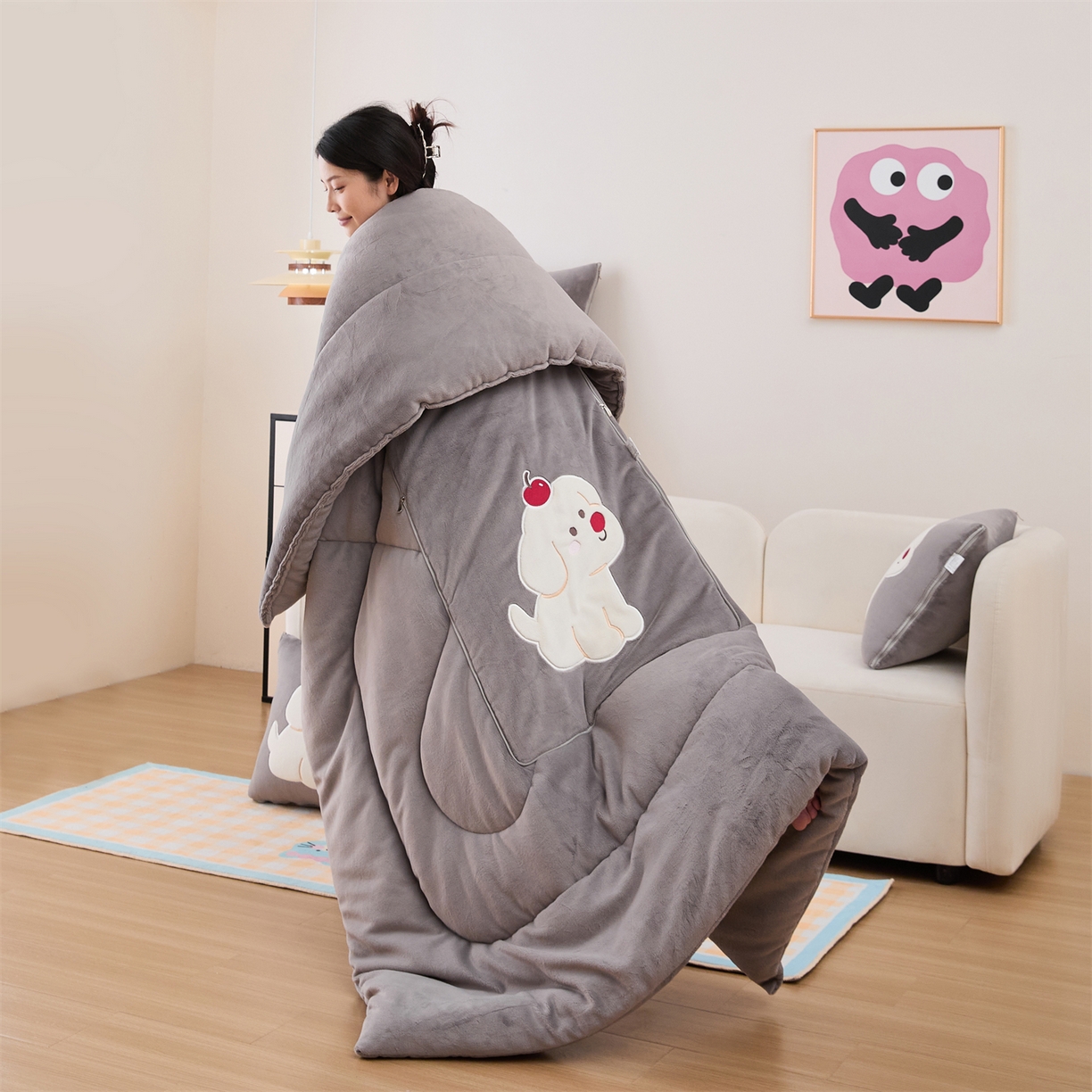 91家纺网 家纺一手货源 找家纺 哩哩熊2025抱枕被子两用加厚牛奶绒二合一汽车载枕头办公室午睡毯子冬天靠枕-樱桃小狗 樱桃小狗-深灰