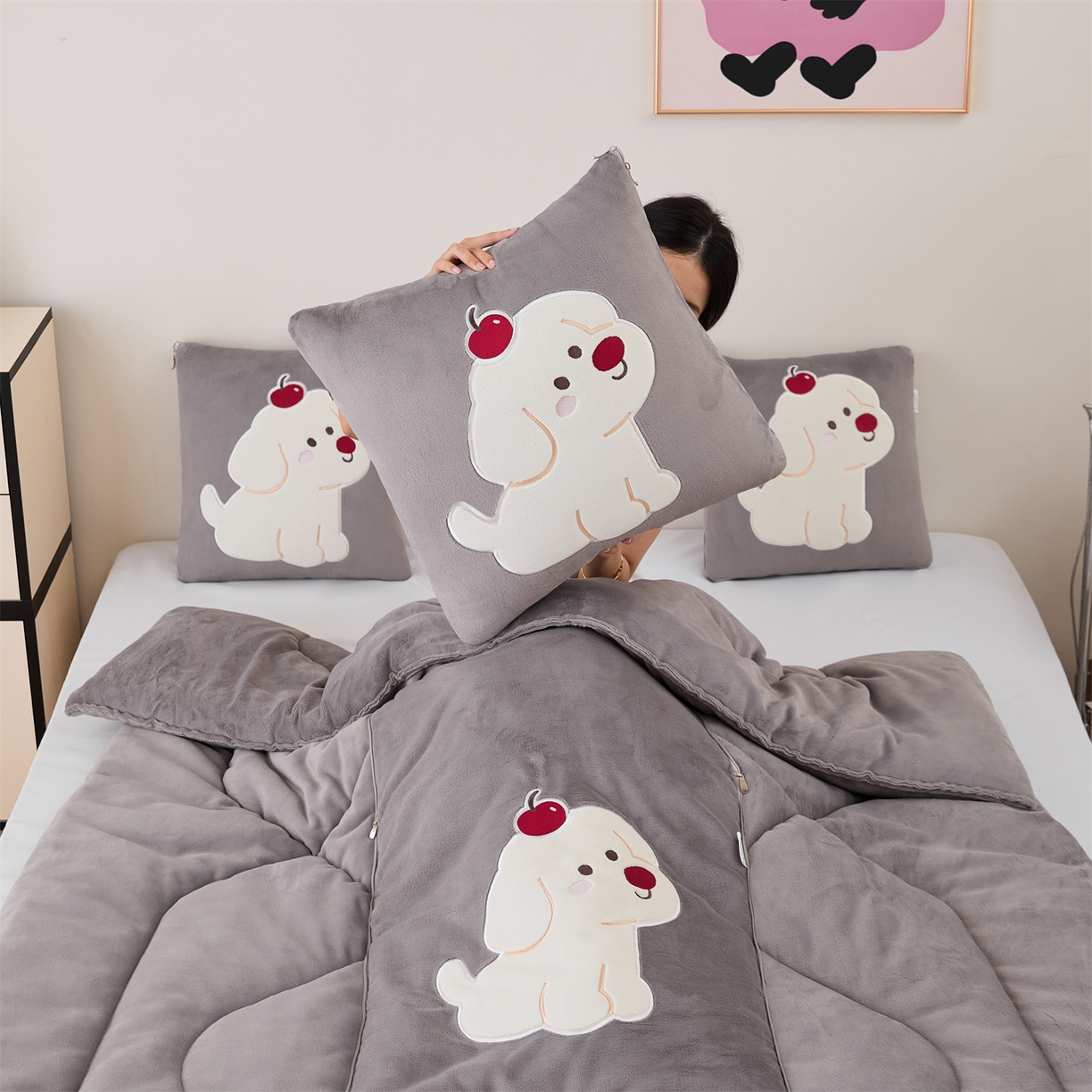91家纺网 家纺一手货源 找家纺 哩哩熊2025抱枕被子两用加厚牛奶绒二合一汽车载枕头办公室午睡毯子冬天靠枕-樱桃小狗 樱桃小狗-深灰