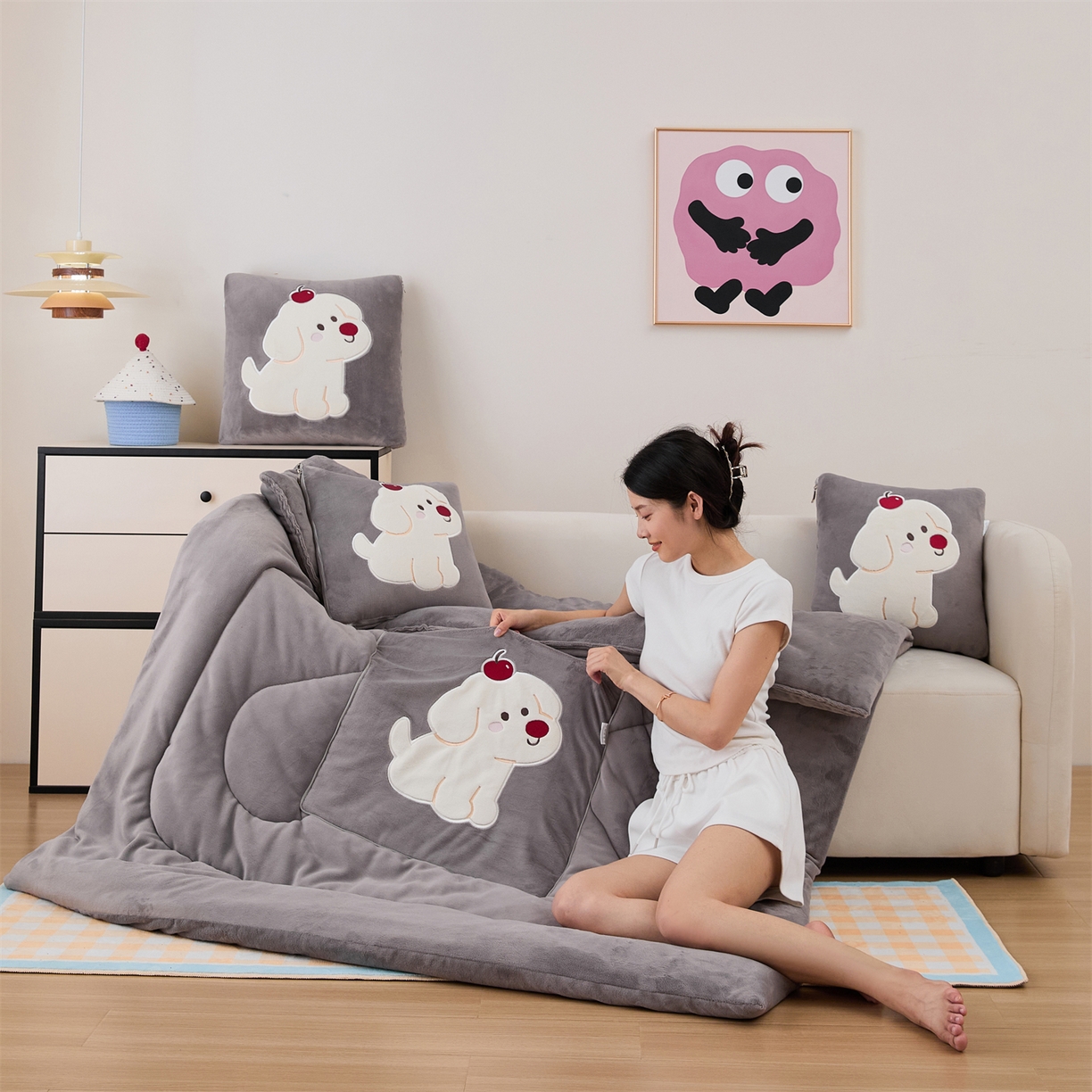 91家纺网 家纺一手货源 找家纺 哩哩熊2025抱枕被子两用加厚牛奶绒二合一汽车载枕头办公室午睡毯子冬天靠枕-樱桃小狗 樱桃小狗-深灰