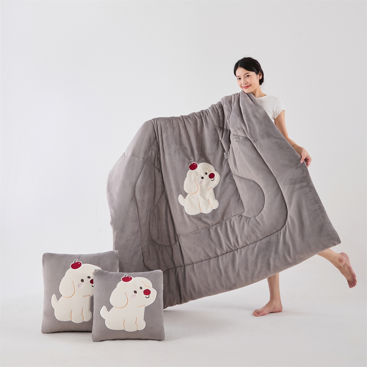 91家纺网 家纺一手货源 找家纺 哩哩熊2025抱枕被子两用加厚牛奶绒二合一汽车载枕头办公室午睡毯子冬天靠枕-樱桃小狗 樱桃小狗-深灰