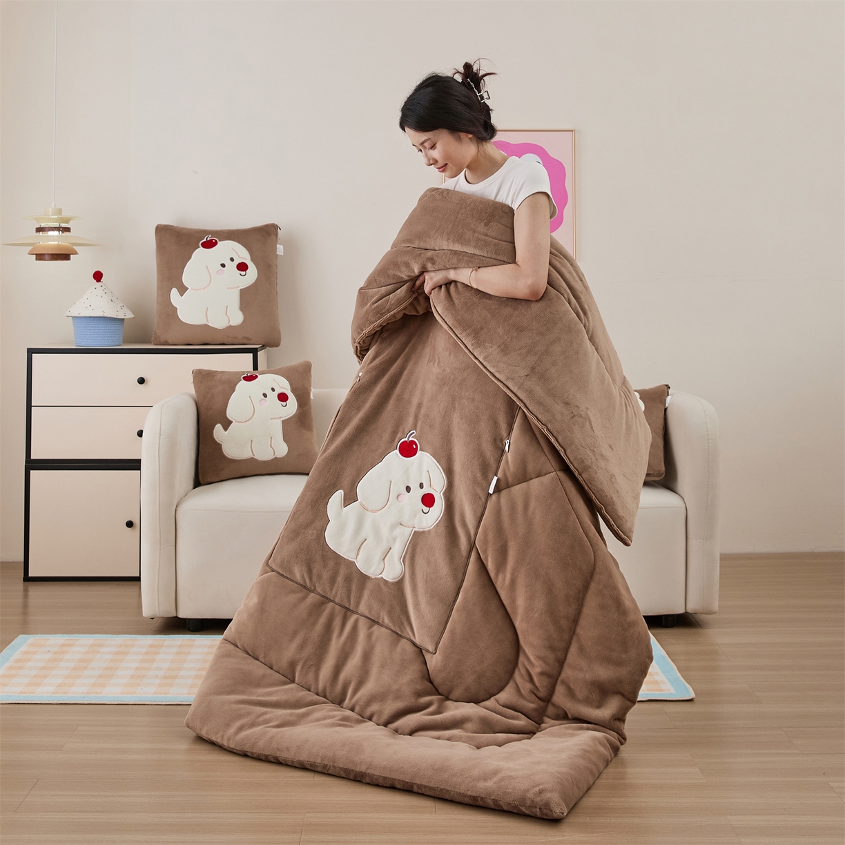 91家纺网 家纺一手货源 找家纺 哩哩熊2025抱枕被子两用加厚牛奶绒二合一汽车载枕头办公室午睡毯子冬天靠枕-樱桃小狗 樱桃小狗-深咖