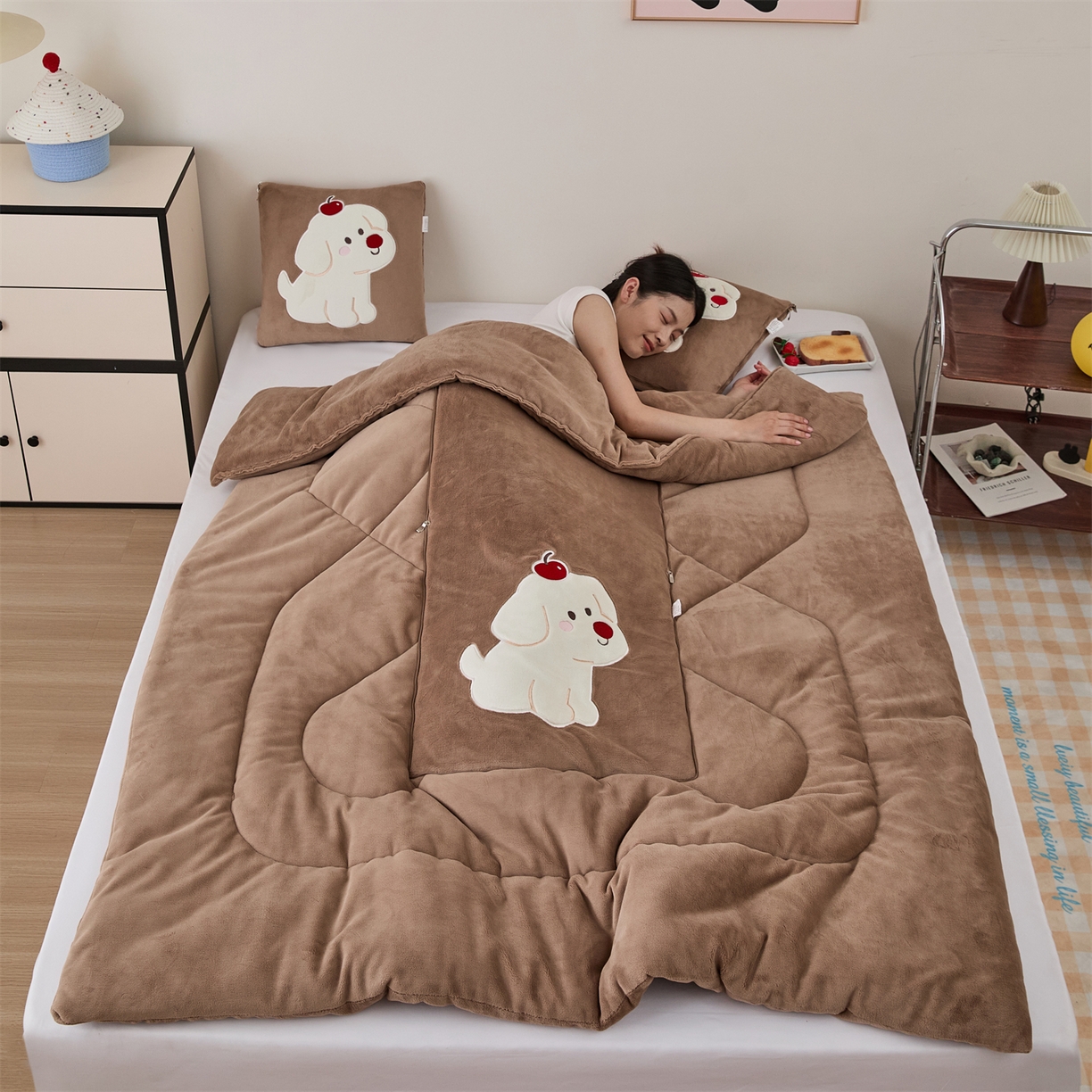 91家纺网 家纺一手货源 找家纺 哩哩熊2025抱枕被子两用加厚牛奶绒二合一汽车载枕头办公室午睡毯子冬天靠枕-樱桃小狗 樱桃小狗-深咖