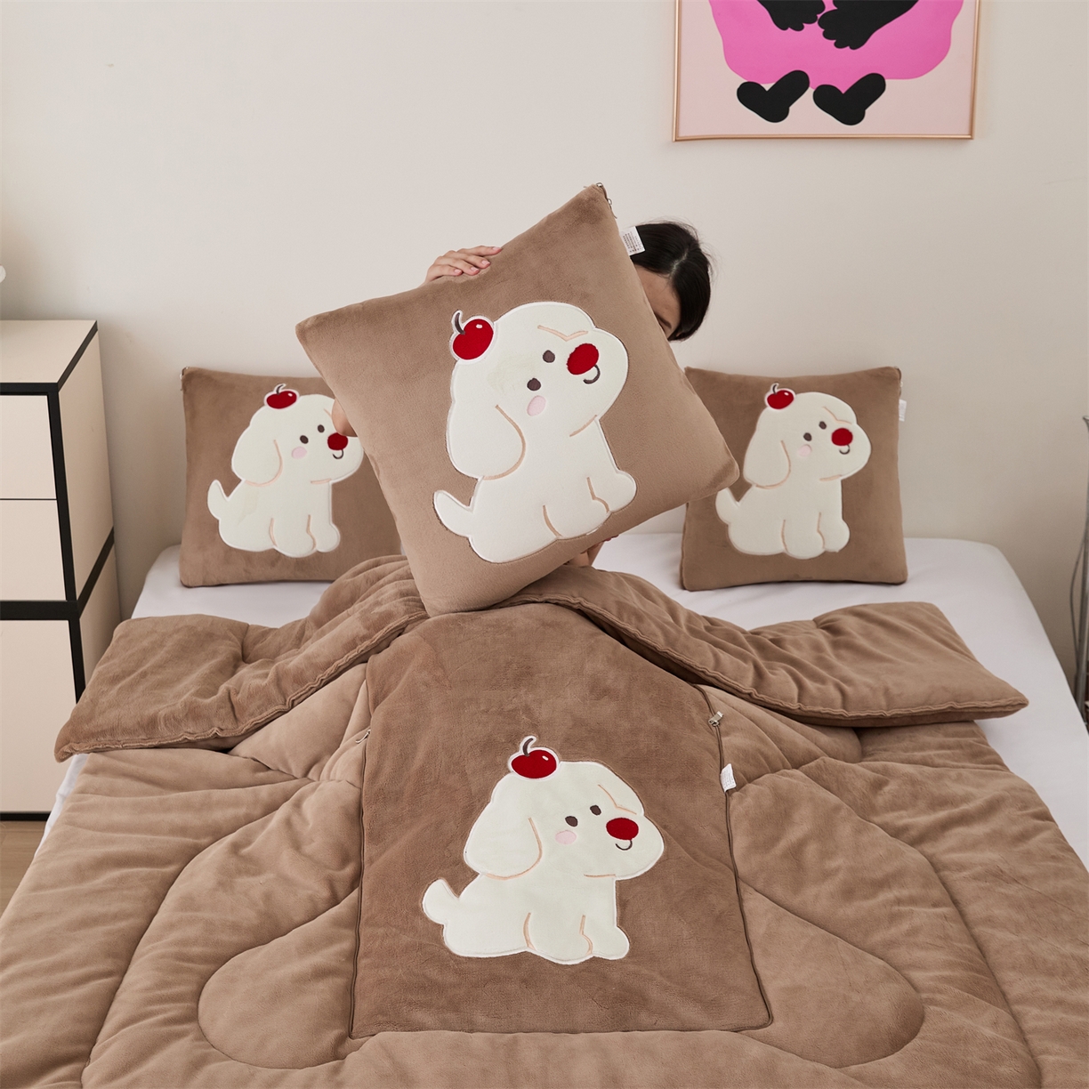 91家纺网 家纺一手货源 找家纺 哩哩熊2025抱枕被子两用加厚牛奶绒二合一汽车载枕头办公室午睡毯子冬天靠枕-樱桃小狗 樱桃小狗-深咖