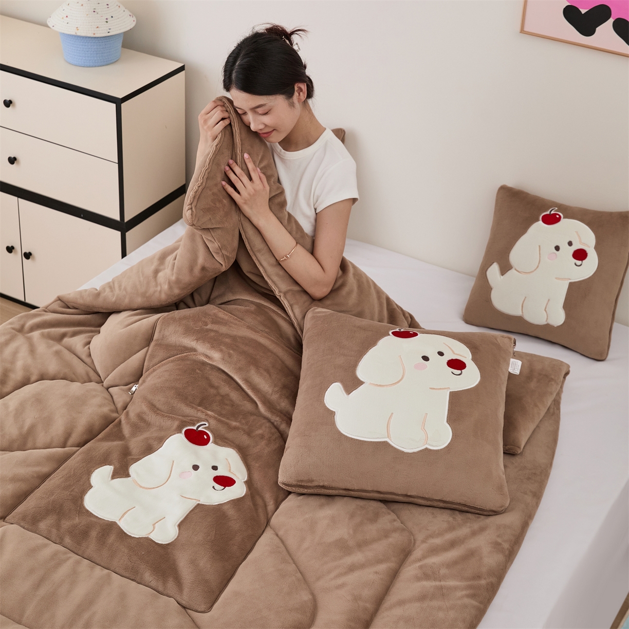 91家纺网 家纺一手货源 找家纺 哩哩熊2025抱枕被子两用加厚牛奶绒二合一汽车载枕头办公室午睡毯子冬天靠枕-樱桃小狗 樱桃小狗-深咖