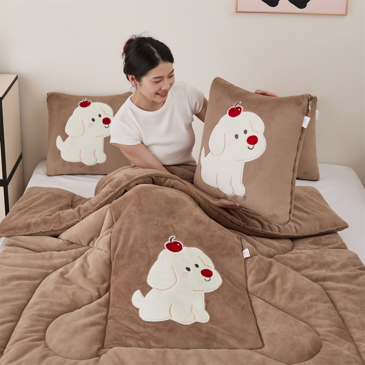91家纺网 家纺一手货源 找家纺 哩哩熊2025抱枕被子两用加厚牛奶绒二合一汽车载枕头办公室午睡毯子冬天靠枕-樱桃小狗 樱桃小狗-深咖