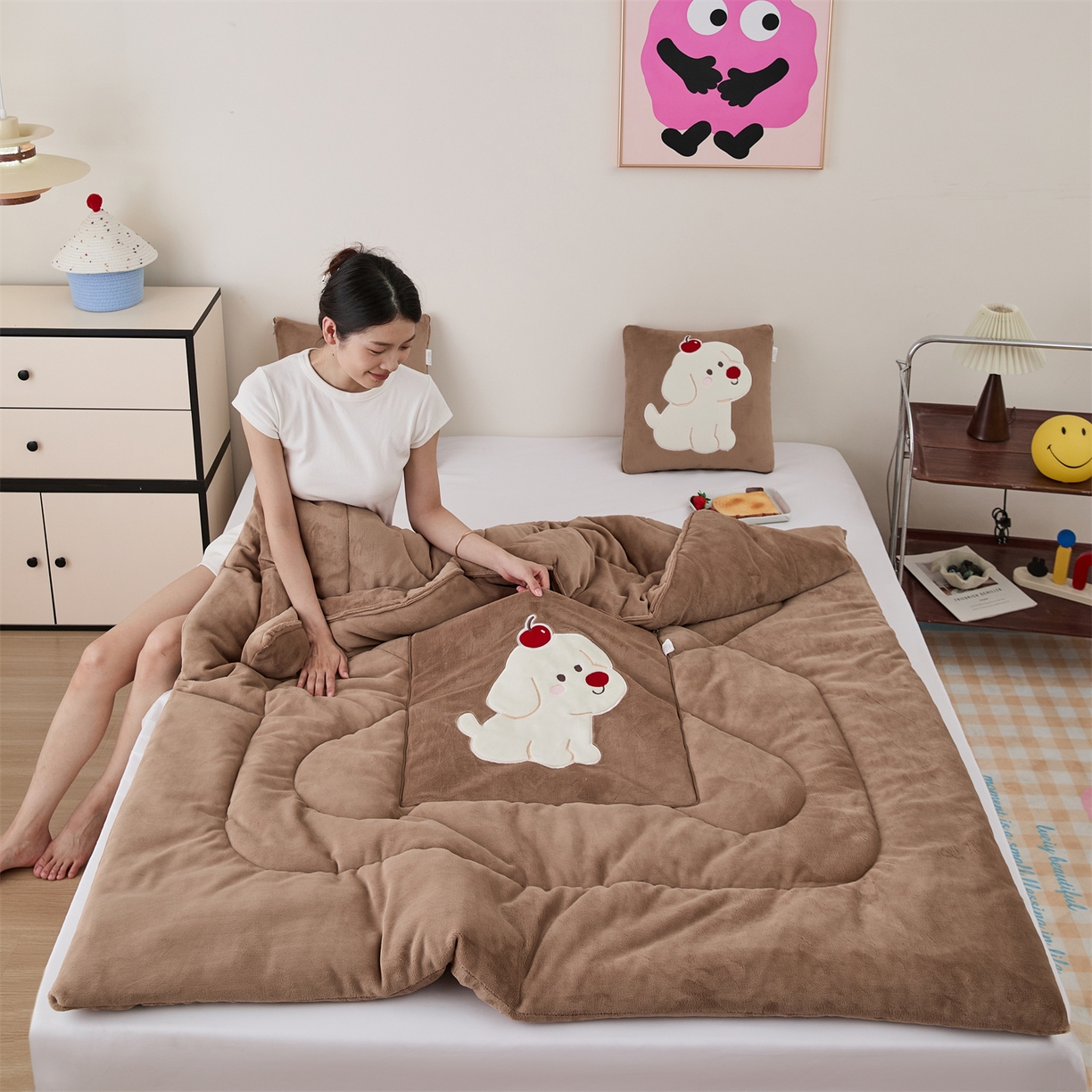 91家纺网 家纺一手货源 找家纺 哩哩熊2025抱枕被子两用加厚牛奶绒二合一汽车载枕头办公室午睡毯子冬天靠枕-樱桃小狗 樱桃小狗-深咖