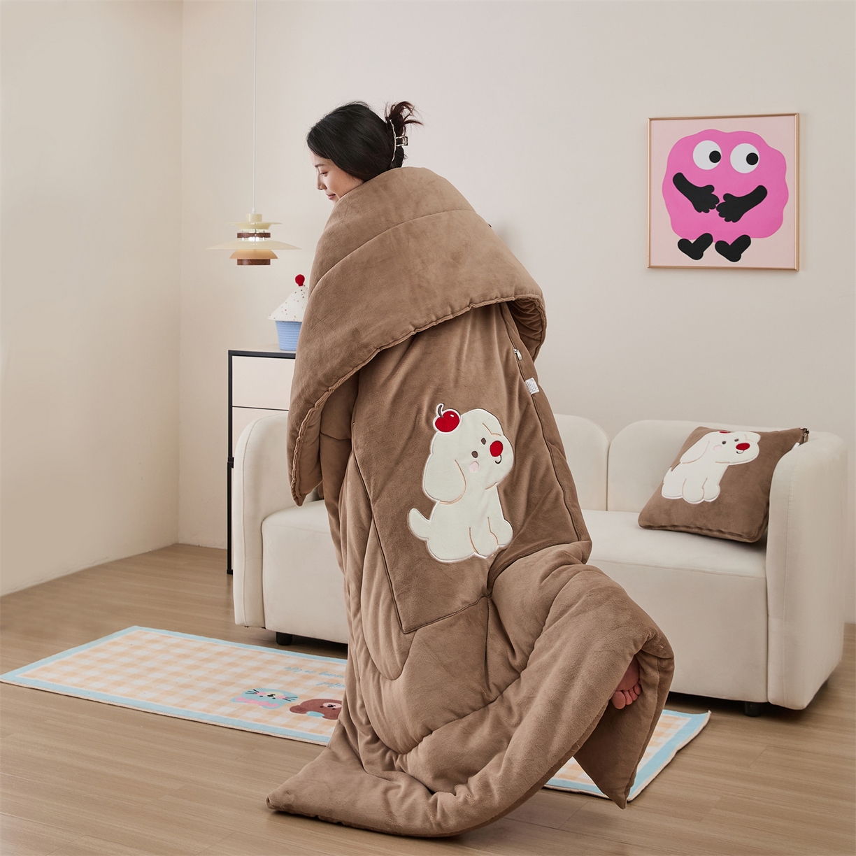 91家纺网 家纺一手货源 找家纺 哩哩熊2025抱枕被子两用加厚牛奶绒二合一汽车载枕头办公室午睡毯子冬天靠枕-樱桃小狗 樱桃小狗-深咖