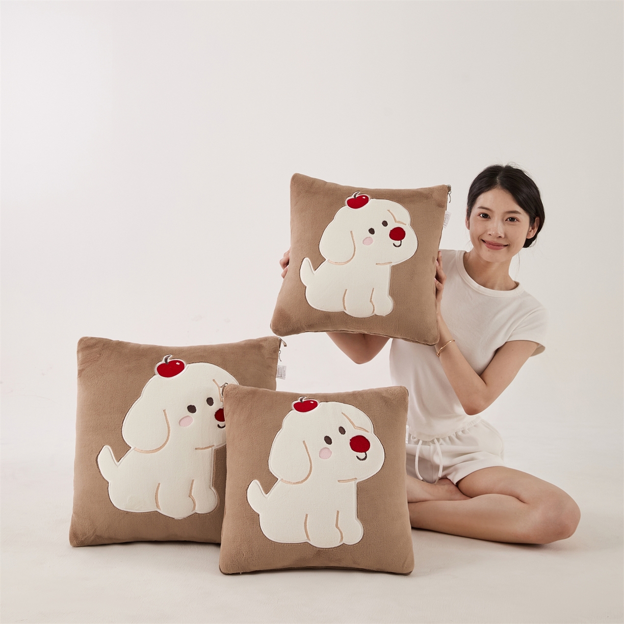 91家纺网 家纺一手货源 找家纺 哩哩熊2025抱枕被子两用加厚牛奶绒二合一汽车载枕头办公室午睡毯子冬天靠枕-樱桃小狗 樱桃小狗-深咖