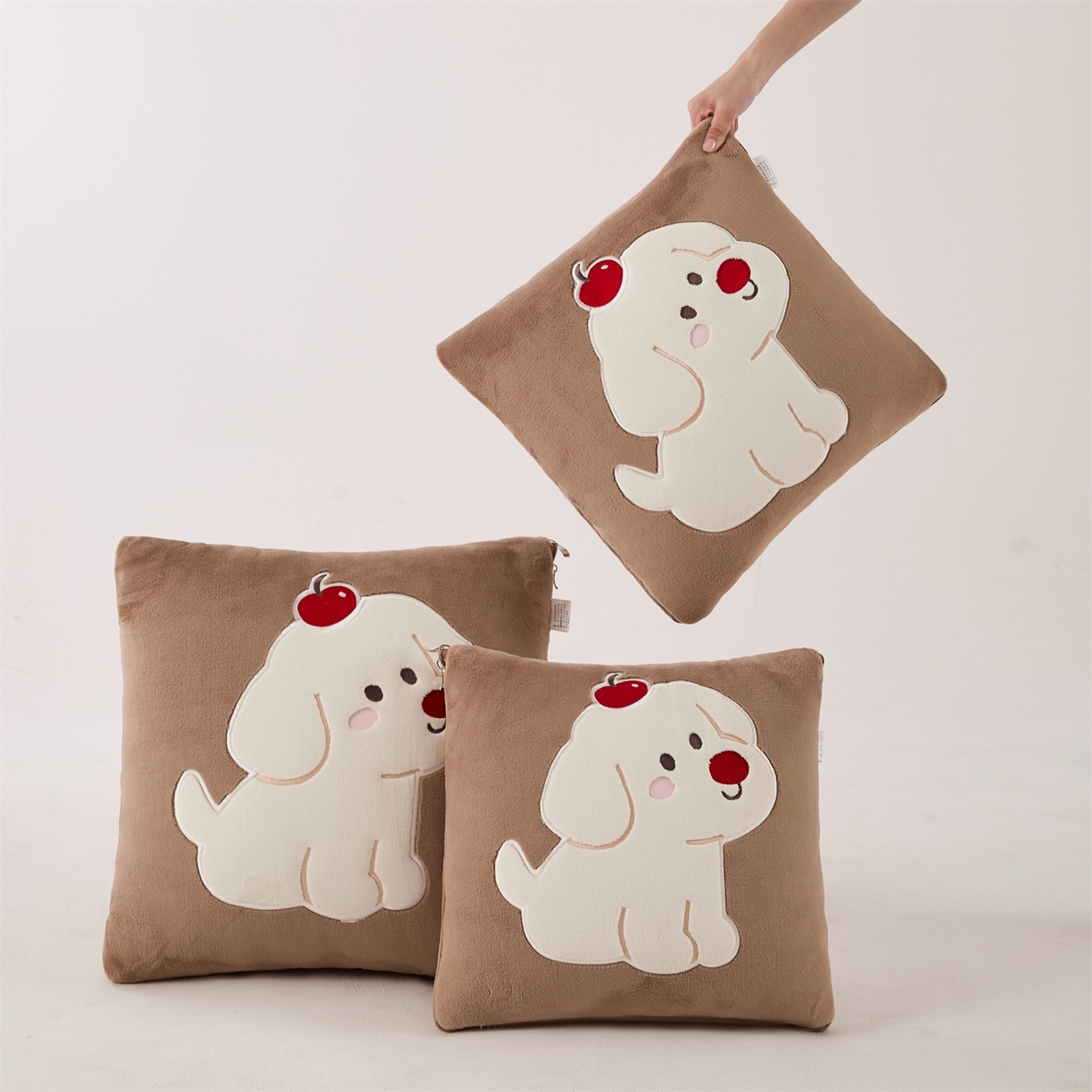 91家纺网 家纺一手货源 找家纺 哩哩熊2025抱枕被子两用加厚牛奶绒二合一汽车载枕头办公室午睡毯子冬天靠枕-樱桃小狗 樱桃小狗-深咖