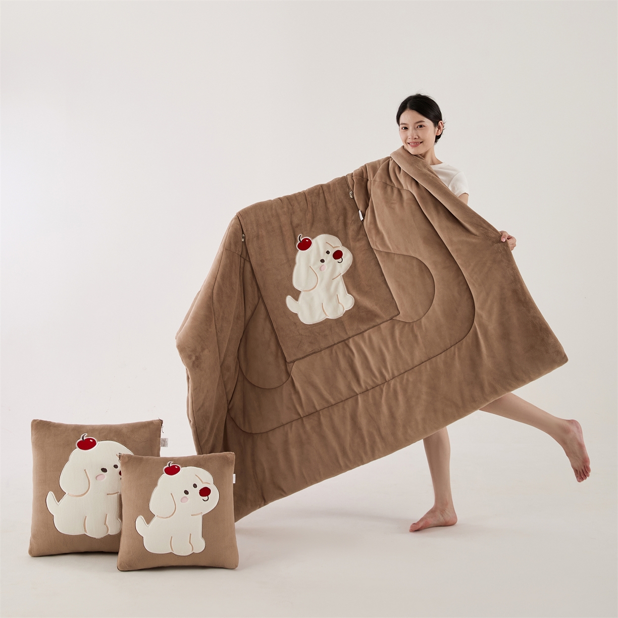 91家纺网 家纺一手货源 找家纺 哩哩熊2025抱枕被子两用加厚牛奶绒二合一汽车载枕头办公室午睡毯子冬天靠枕-樱桃小狗 樱桃小狗-深咖