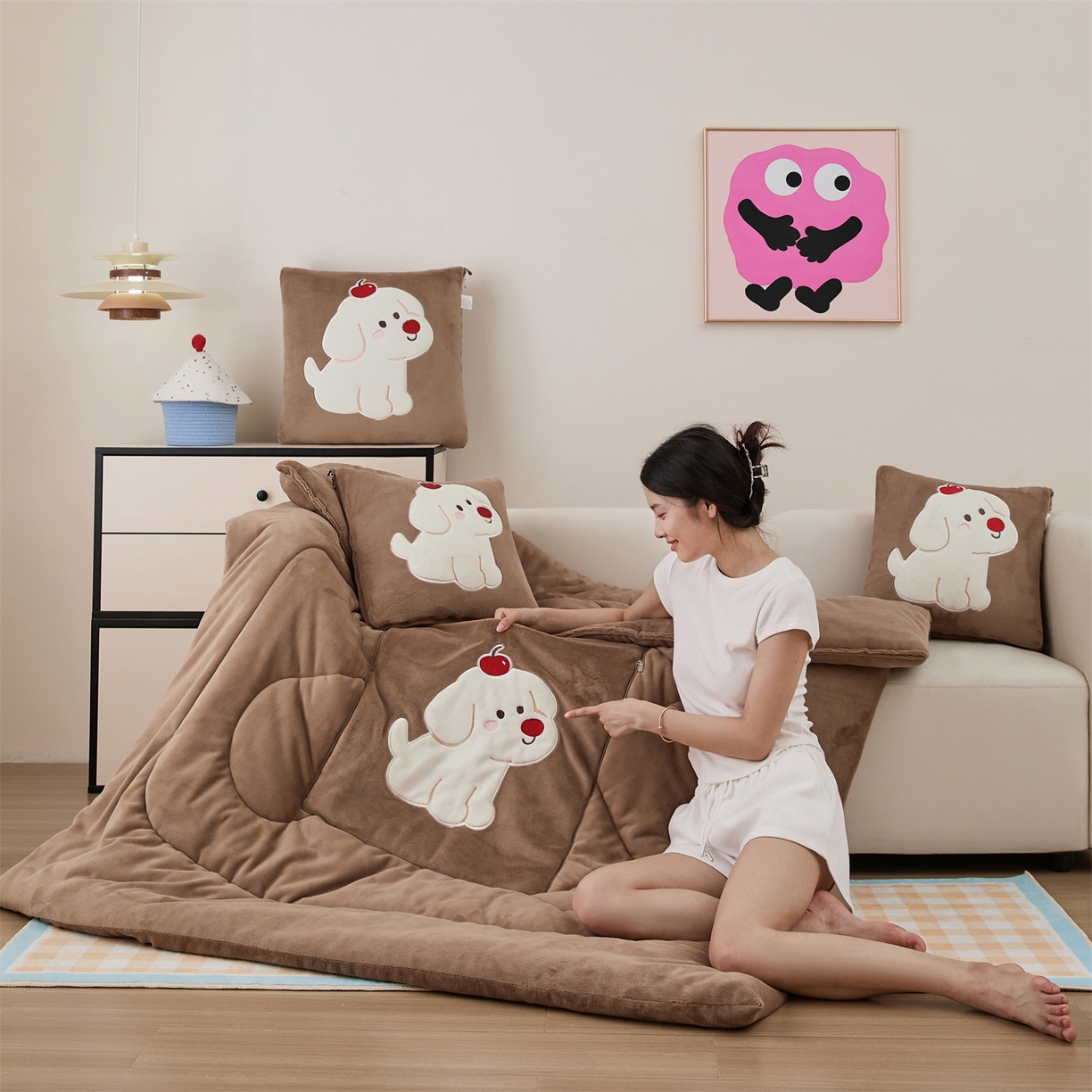 91家纺网 家纺一手货源 找家纺 哩哩熊2025抱枕被子两用加厚牛奶绒二合一汽车载枕头办公室午睡毯子冬天靠枕-樱桃小狗 樱桃小狗-深咖