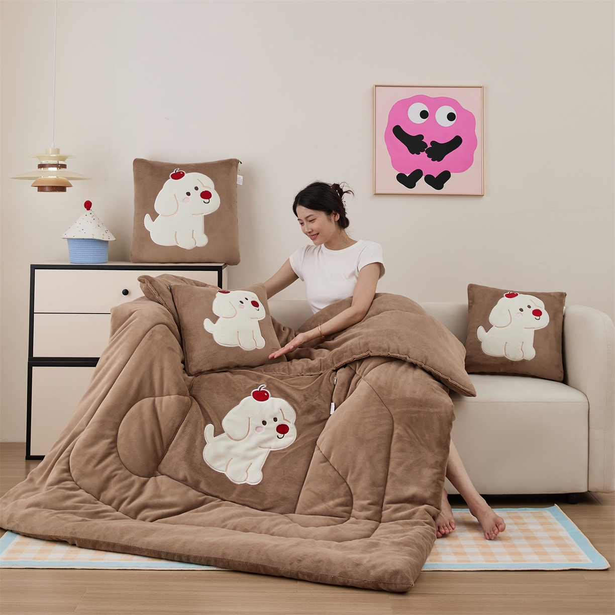 91家纺网 家纺一手货源 找家纺 哩哩熊2025抱枕被子两用加厚牛奶绒二合一汽车载枕头办公室午睡毯子冬天靠枕-樱桃小狗 樱桃小狗-深咖