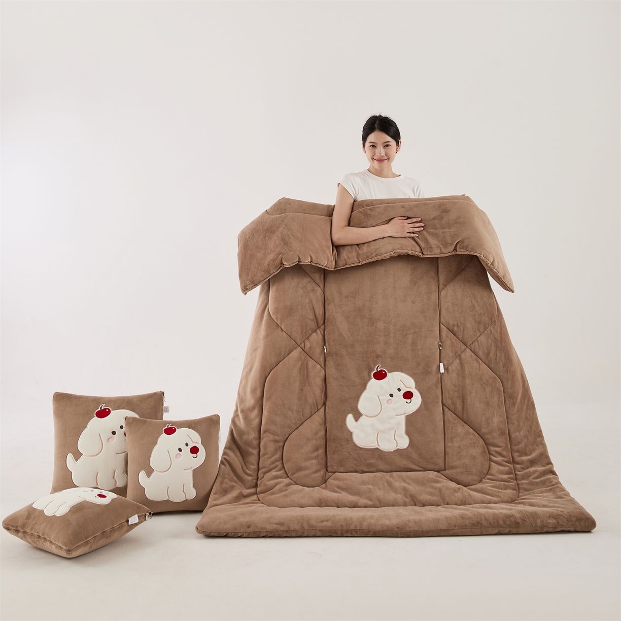 91家纺网 家纺一手货源 找家纺 哩哩熊2025抱枕被子两用加厚牛奶绒二合一汽车载枕头办公室午睡毯子冬天靠枕-樱桃小狗 樱桃小狗-深咖