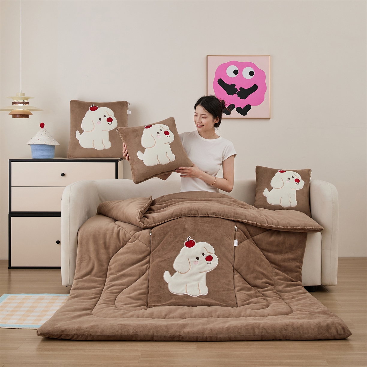 91家纺网 家纺一手货源 找家纺 哩哩熊2025抱枕被子两用加厚牛奶绒二合一汽车载枕头办公室午睡毯子冬天靠枕-樱桃小狗 樱桃小狗-深咖