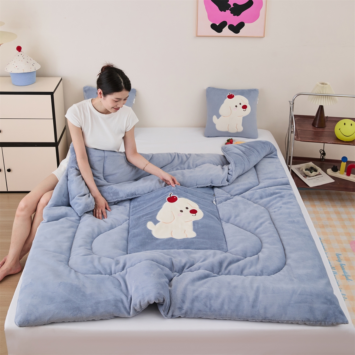 91家纺网 家纺一手货源 找家纺 哩哩熊2025抱枕被子两用加厚牛奶绒二合一汽车载枕头办公室午睡毯子冬天靠枕-樱桃小狗 樱桃小狗-雾蓝