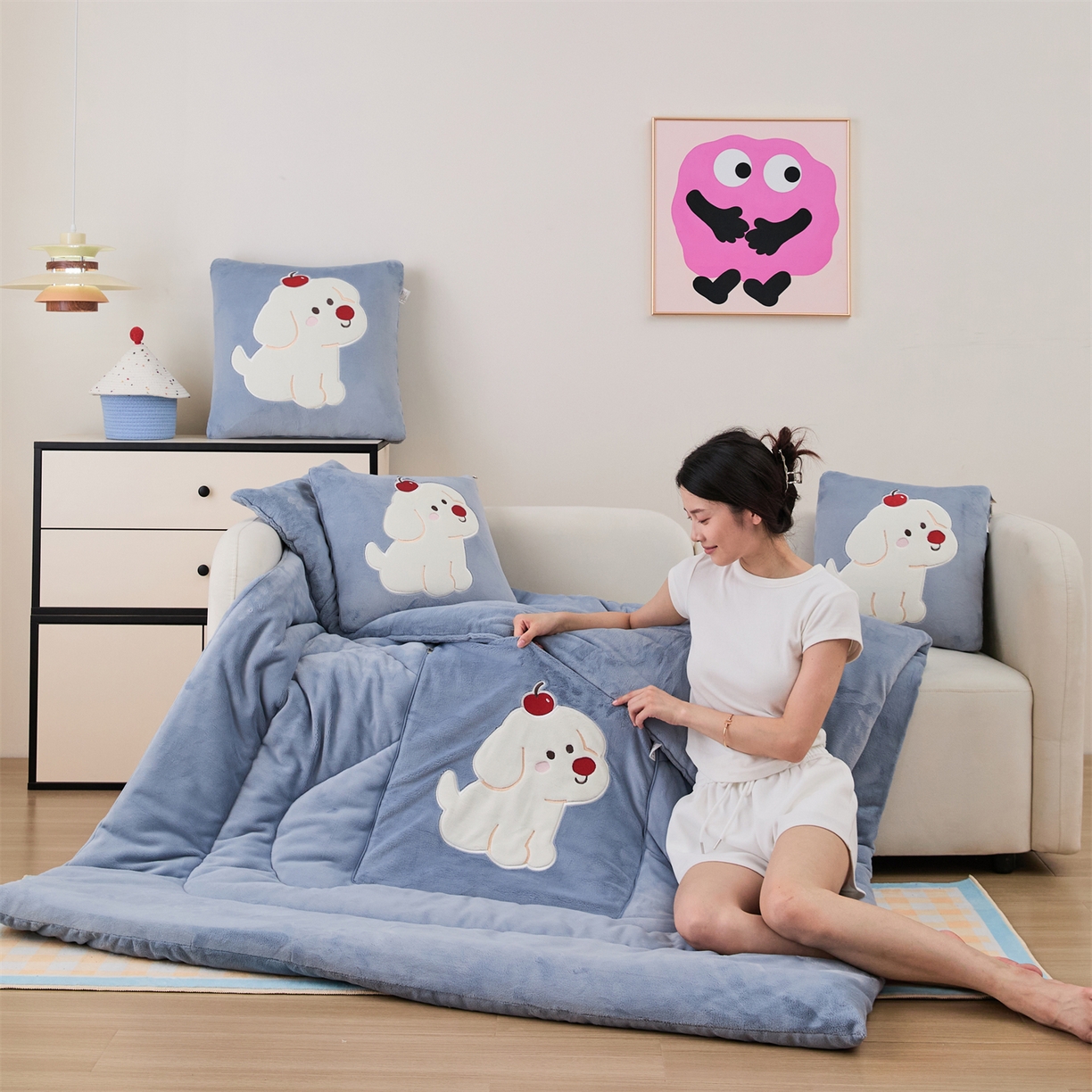 91家纺网 家纺一手货源 找家纺 哩哩熊2025抱枕被子两用加厚牛奶绒二合一汽车载枕头办公室午睡毯子冬天靠枕-樱桃小狗 樱桃小狗-雾蓝