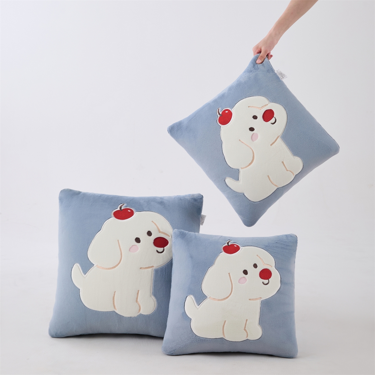 91家纺网 家纺一手货源 找家纺 哩哩熊2025抱枕被子两用加厚牛奶绒二合一汽车载枕头办公室午睡毯子冬天靠枕-樱桃小狗 樱桃小狗-雾蓝