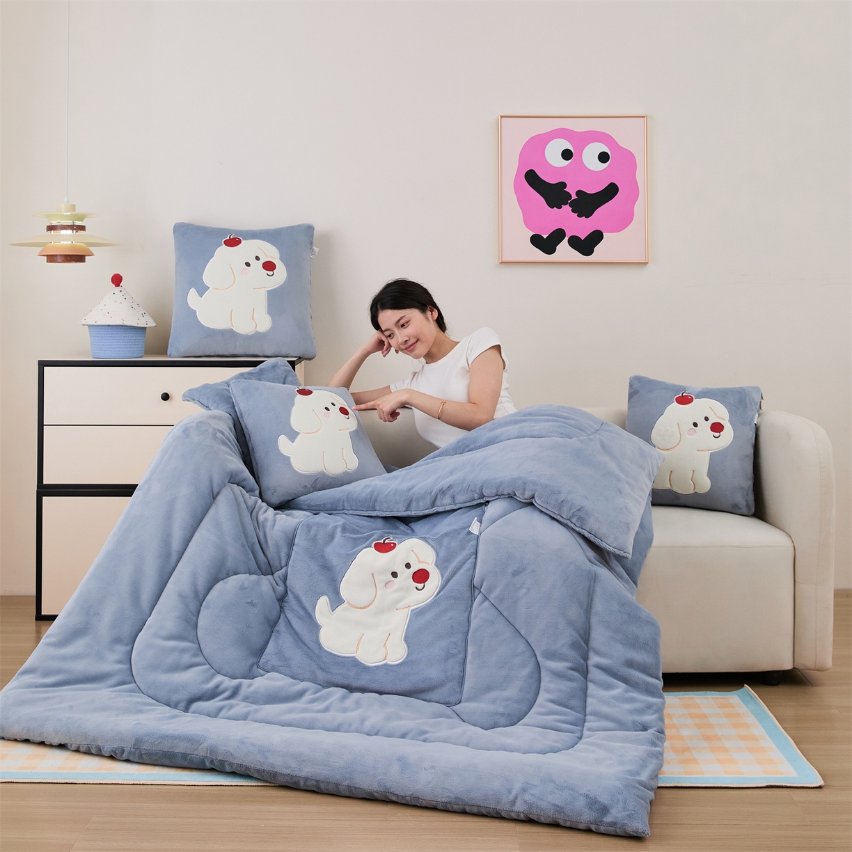 91家纺网 家纺一手货源 找家纺 哩哩熊2025抱枕被子两用加厚牛奶绒二合一汽车载枕头办公室午睡毯子冬天靠枕-樱桃小狗 樱桃小狗-雾蓝