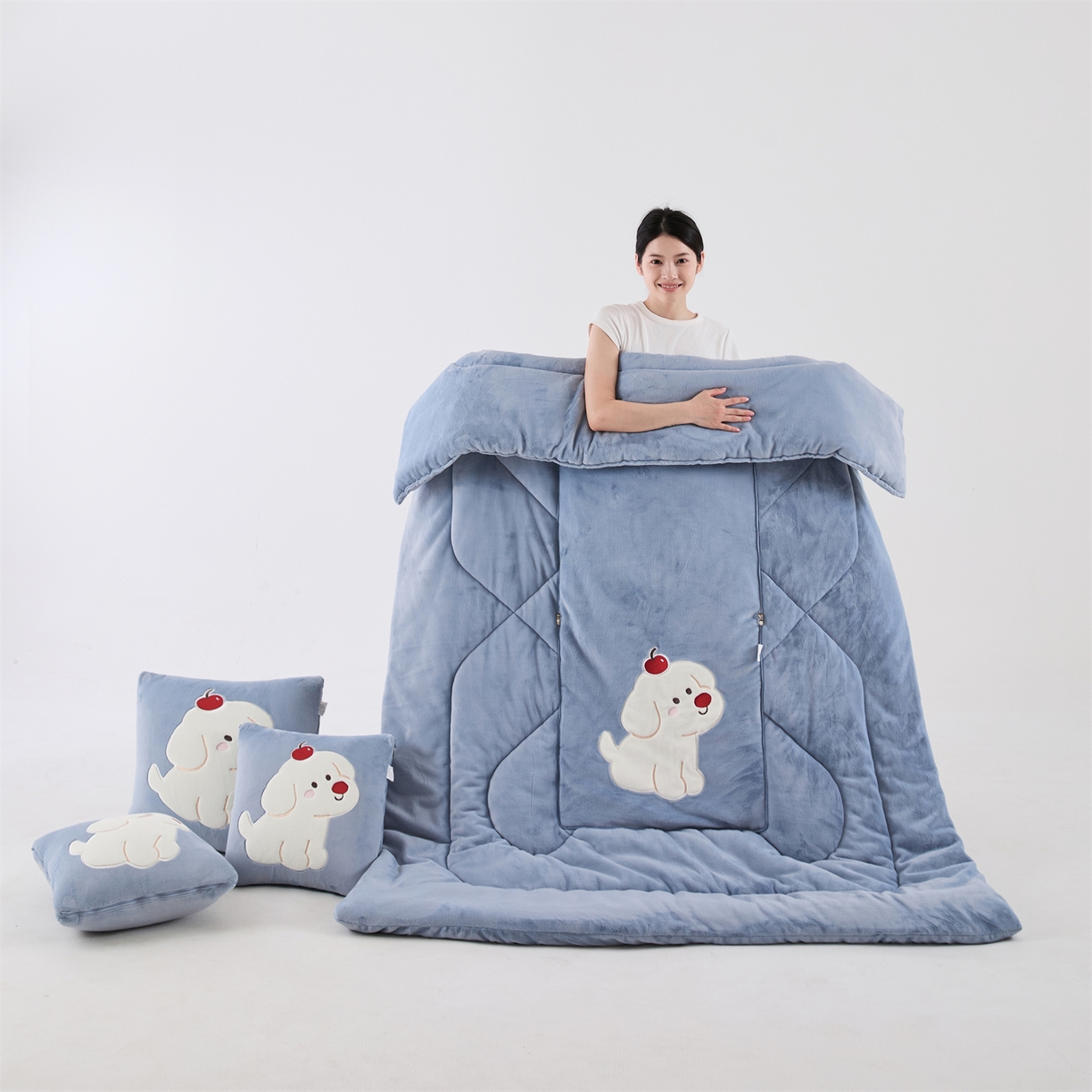 91家纺网 家纺一手货源 找家纺 哩哩熊2025抱枕被子两用加厚牛奶绒二合一汽车载枕头办公室午睡毯子冬天靠枕-樱桃小狗 樱桃小狗-雾蓝