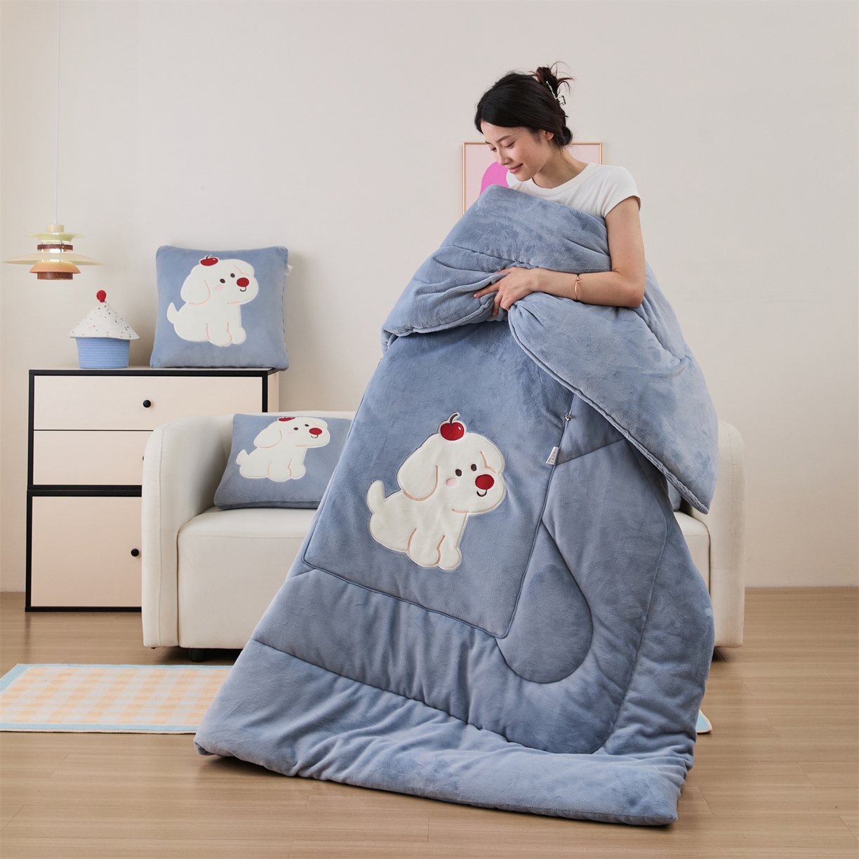 91家纺网 家纺一手货源 找家纺 哩哩熊2025抱枕被子两用加厚牛奶绒二合一汽车载枕头办公室午睡毯子冬天靠枕-樱桃小狗 樱桃小狗-雾蓝