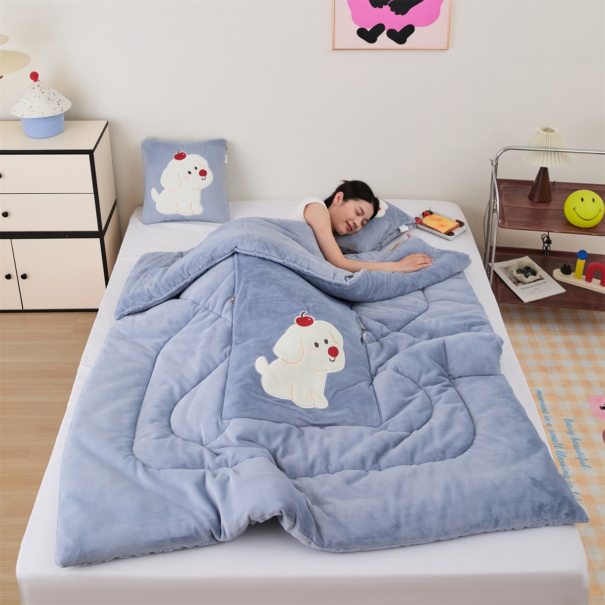 91家纺网 家纺一手货源 找家纺 哩哩熊2025抱枕被子两用加厚牛奶绒二合一汽车载枕头办公室午睡毯子冬天靠枕-樱桃小狗 樱桃小狗-雾蓝