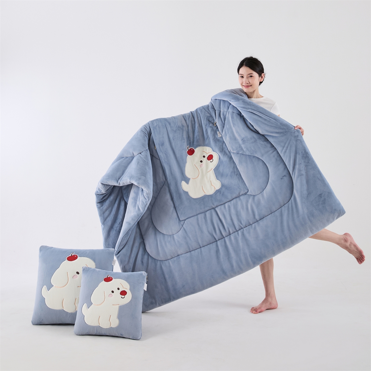 91家纺网 家纺一手货源 找家纺 哩哩熊2025抱枕被子两用加厚牛奶绒二合一汽车载枕头办公室午睡毯子冬天靠枕-樱桃小狗 樱桃小狗-雾蓝
