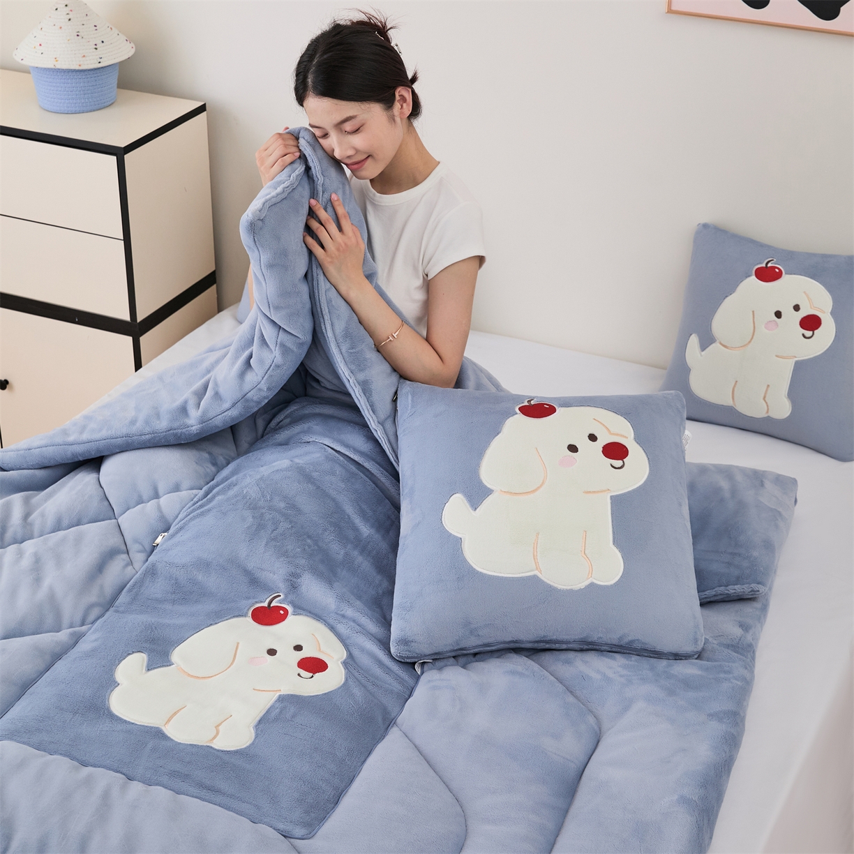 91家纺网 家纺一手货源 找家纺 哩哩熊2025抱枕被子两用加厚牛奶绒二合一汽车载枕头办公室午睡毯子冬天靠枕-樱桃小狗 樱桃小狗-雾蓝