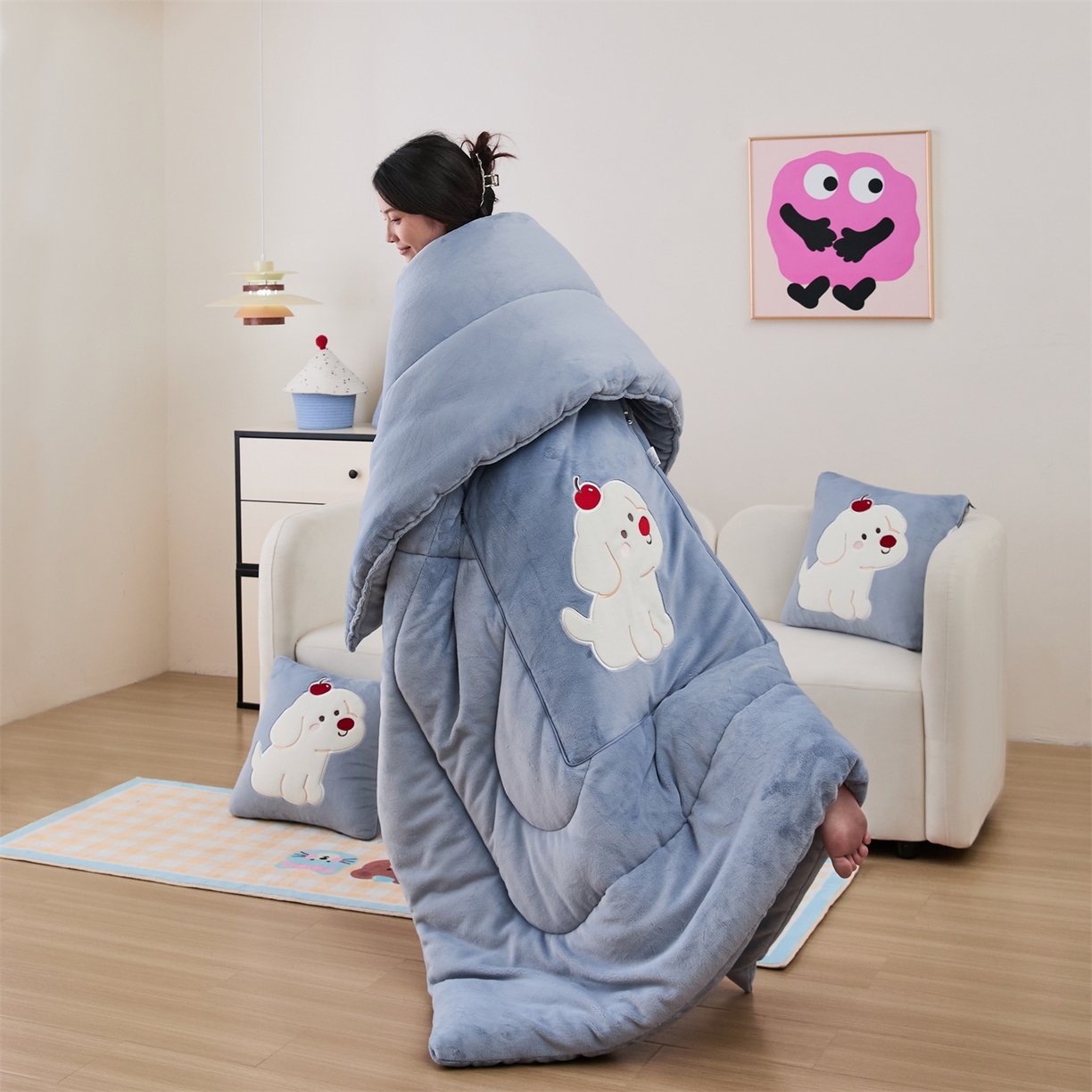 91家纺网 家纺一手货源 找家纺 哩哩熊2025抱枕被子两用加厚牛奶绒二合一汽车载枕头办公室午睡毯子冬天靠枕-樱桃小狗 樱桃小狗-雾蓝