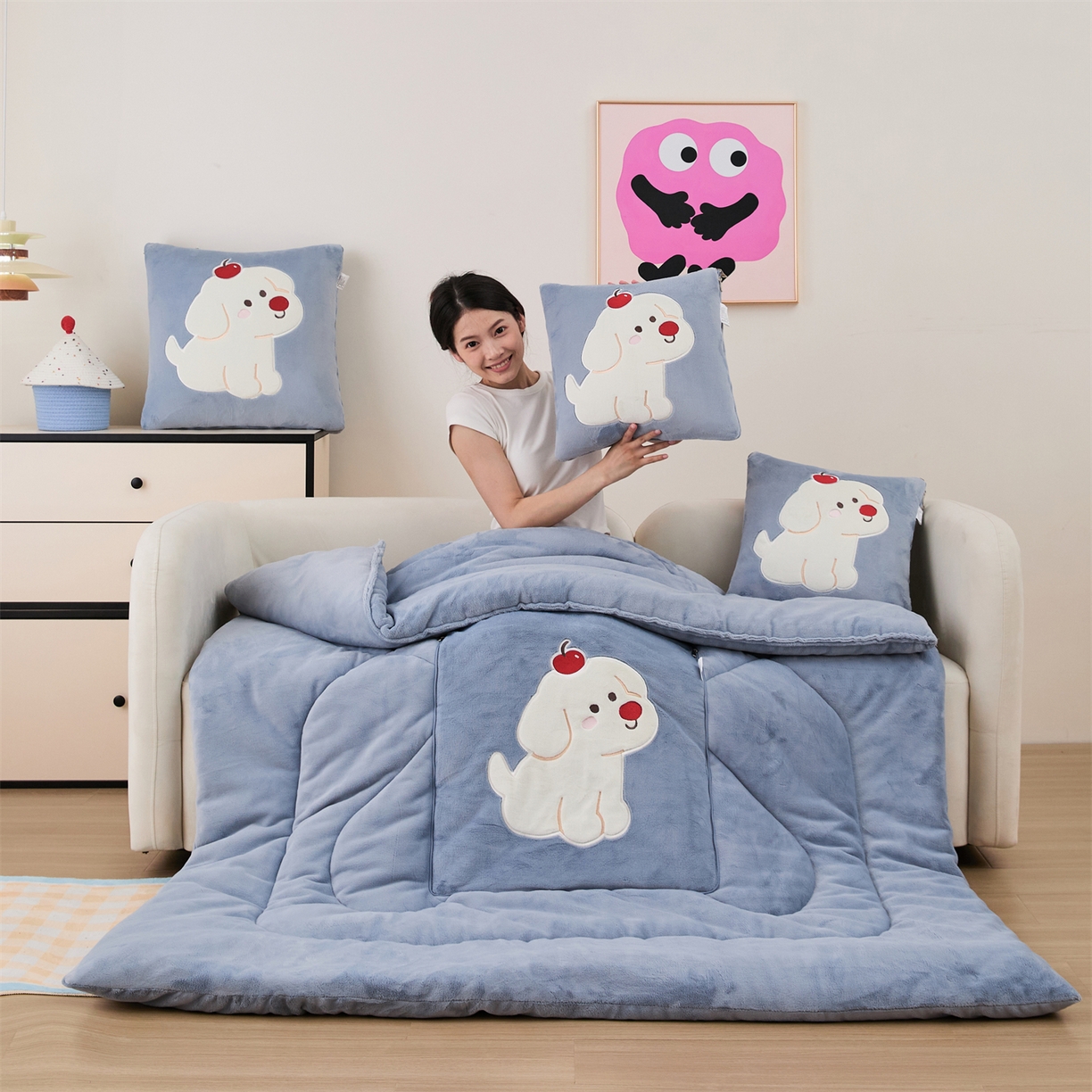 91家纺网 家纺一手货源 找家纺 哩哩熊2025抱枕被子两用加厚牛奶绒二合一汽车载枕头办公室午睡毯子冬天靠枕-樱桃小狗 樱桃小狗-雾蓝