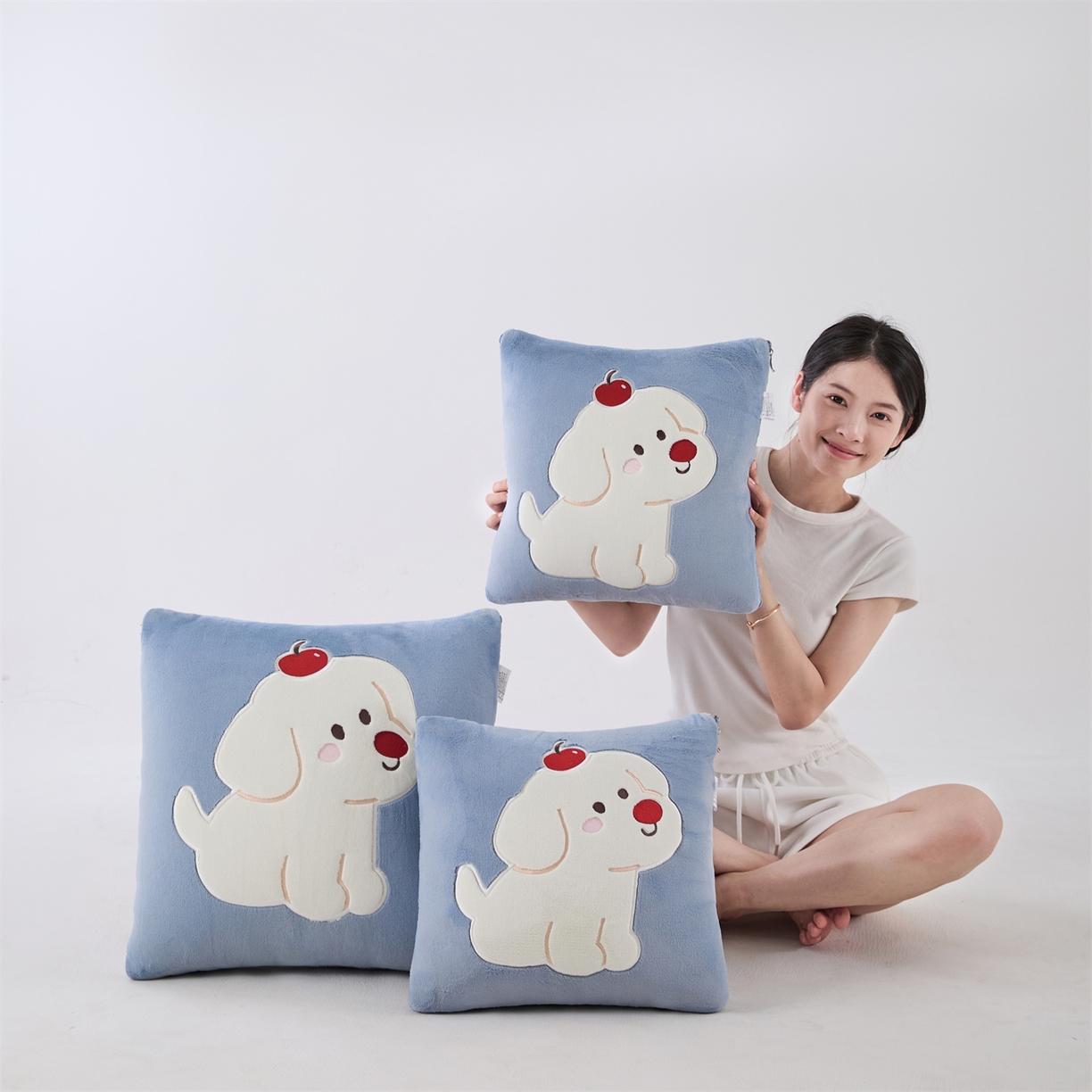 91家纺网 家纺一手货源 找家纺 哩哩熊2025抱枕被子两用加厚牛奶绒二合一汽车载枕头办公室午睡毯子冬天靠枕-樱桃小狗 樱桃小狗-雾蓝