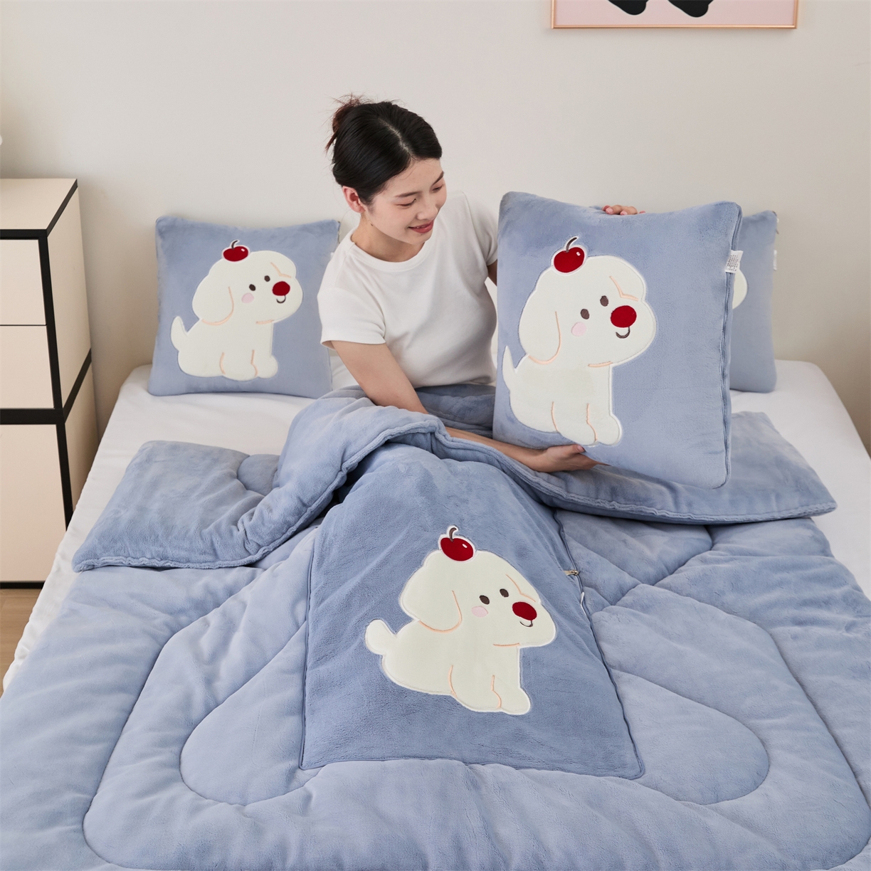 91家纺网 家纺一手货源 找家纺 哩哩熊2025抱枕被子两用加厚牛奶绒二合一汽车载枕头办公室午睡毯子冬天靠枕-樱桃小狗 樱桃小狗-雾蓝
