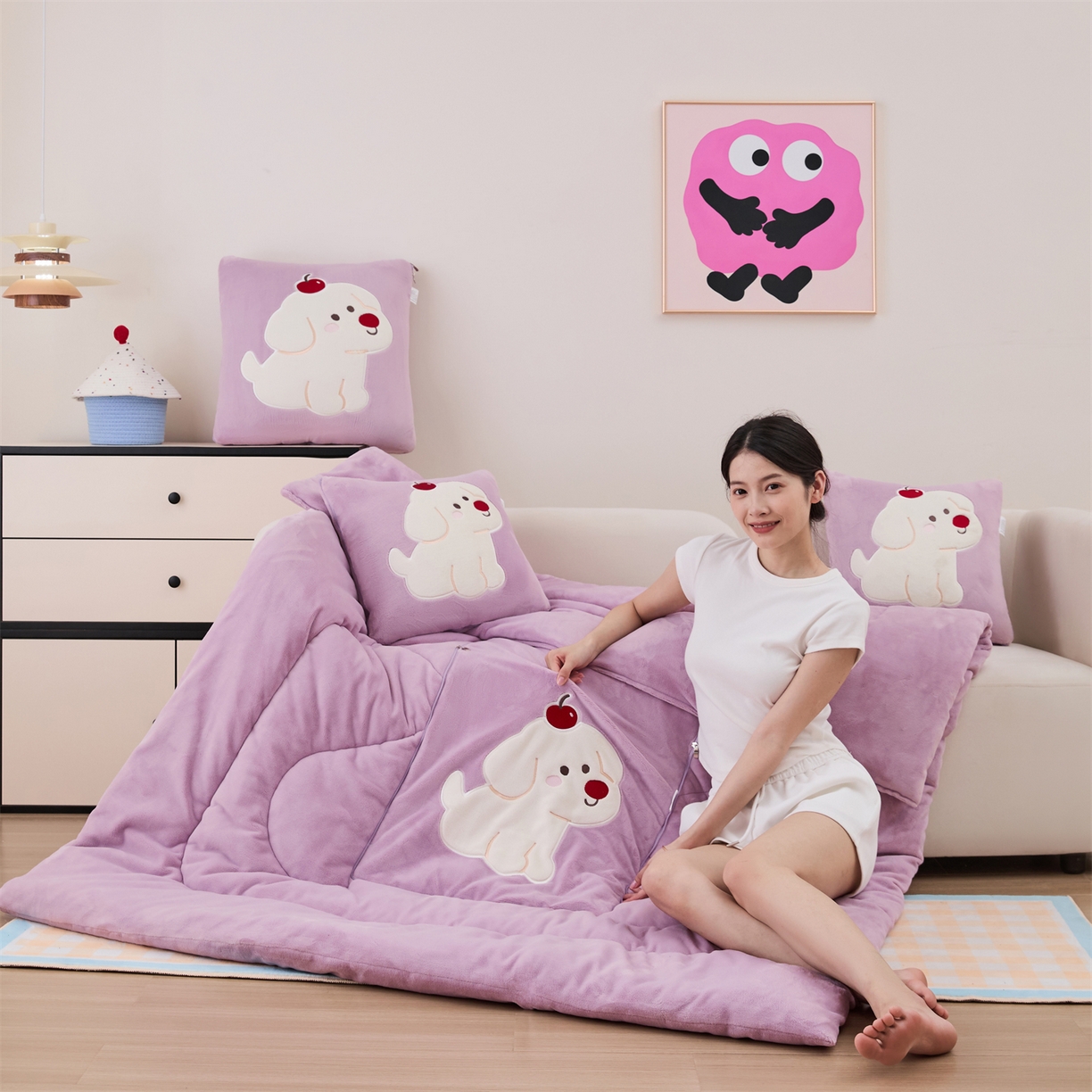 91家纺网 家纺一手货源 找家纺 哩哩熊2025抱枕被子两用加厚牛奶绒二合一汽车载枕头办公室午睡毯子冬天靠枕-樱桃小狗 樱桃小狗-香芋紫