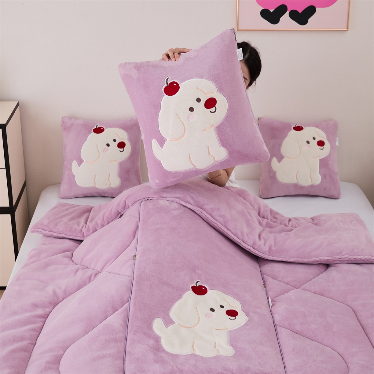 91家纺网 家纺一手货源 找家纺 哩哩熊2025抱枕被子两用加厚牛奶绒二合一汽车载枕头办公室午睡毯子冬天靠枕-樱桃小狗 樱桃小狗-香芋紫