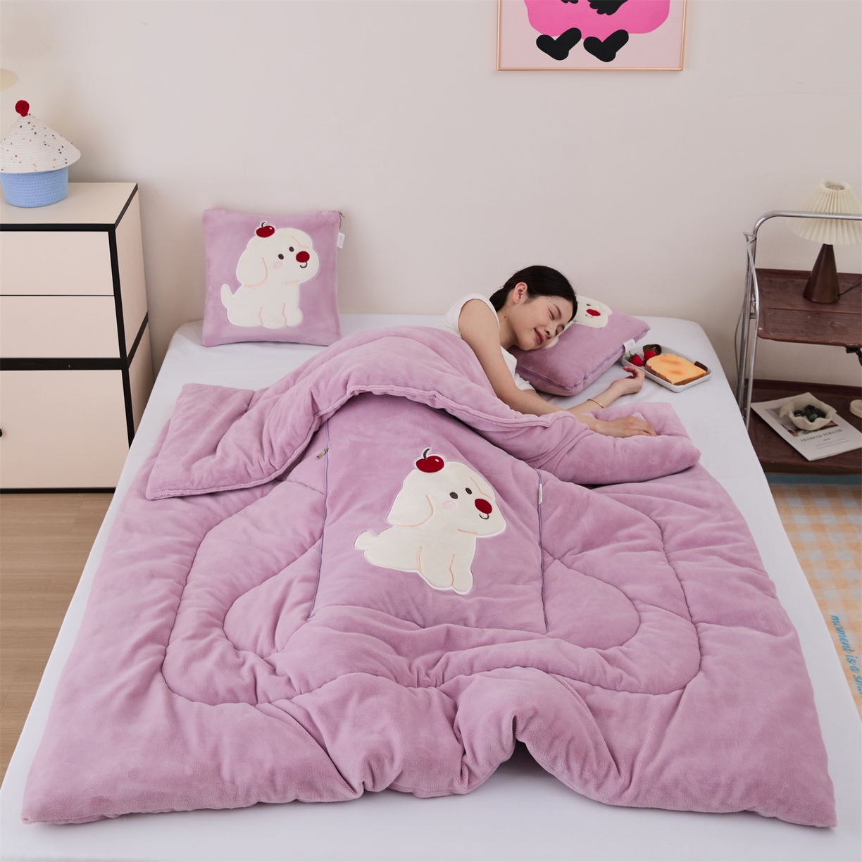 91家纺网 家纺一手货源 找家纺 哩哩熊2025抱枕被子两用加厚牛奶绒二合一汽车载枕头办公室午睡毯子冬天靠枕-樱桃小狗 樱桃小狗-香芋紫