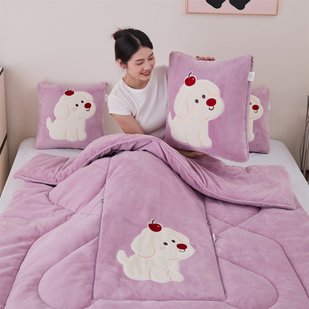 91家纺网 家纺一手货源 找家纺 哩哩熊2025抱枕被子两用加厚牛奶绒二合一汽车载枕头办公室午睡毯子冬天靠枕-樱桃小狗 樱桃小狗-香芋紫