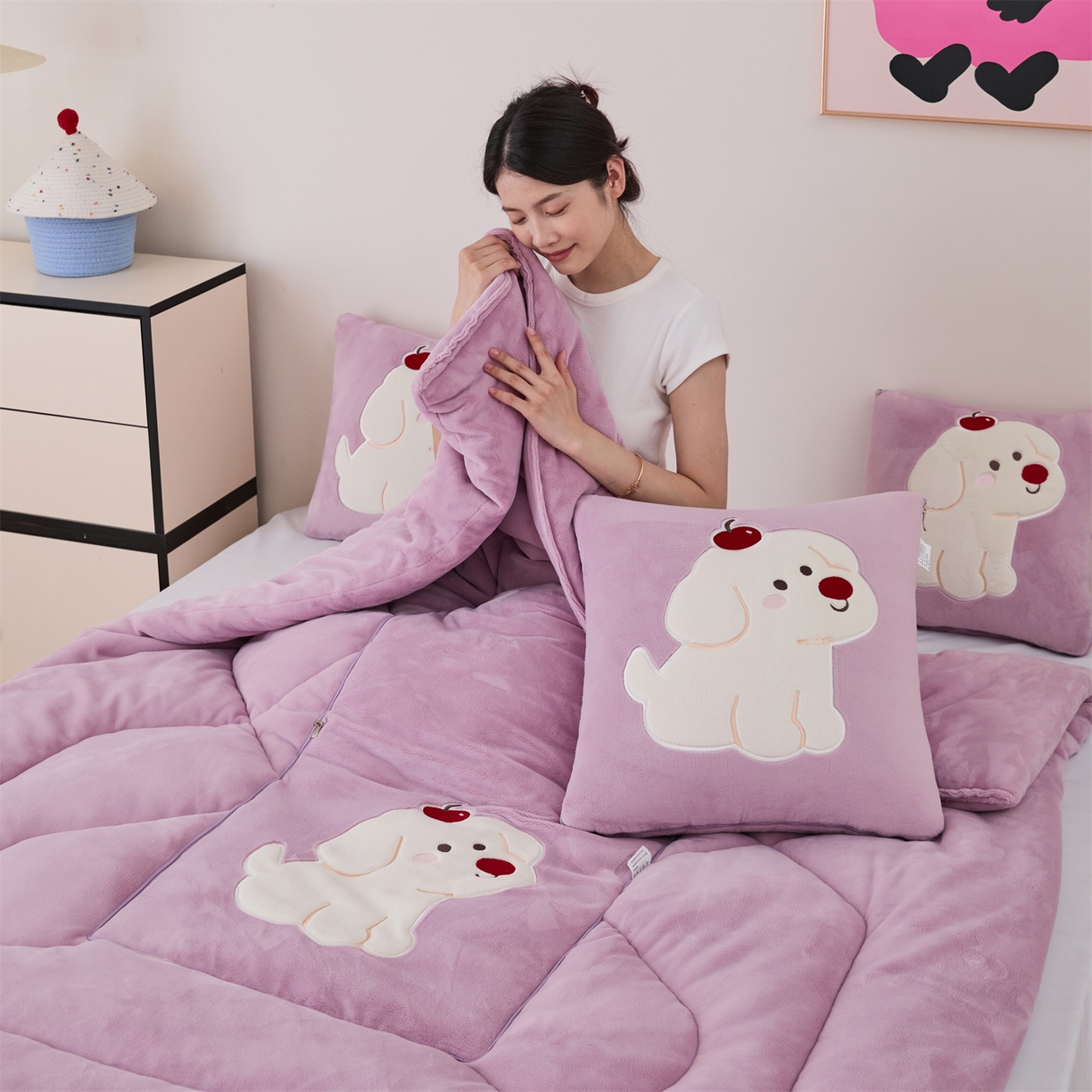 91家纺网 家纺一手货源 找家纺 哩哩熊2025抱枕被子两用加厚牛奶绒二合一汽车载枕头办公室午睡毯子冬天靠枕-樱桃小狗 樱桃小狗-香芋紫