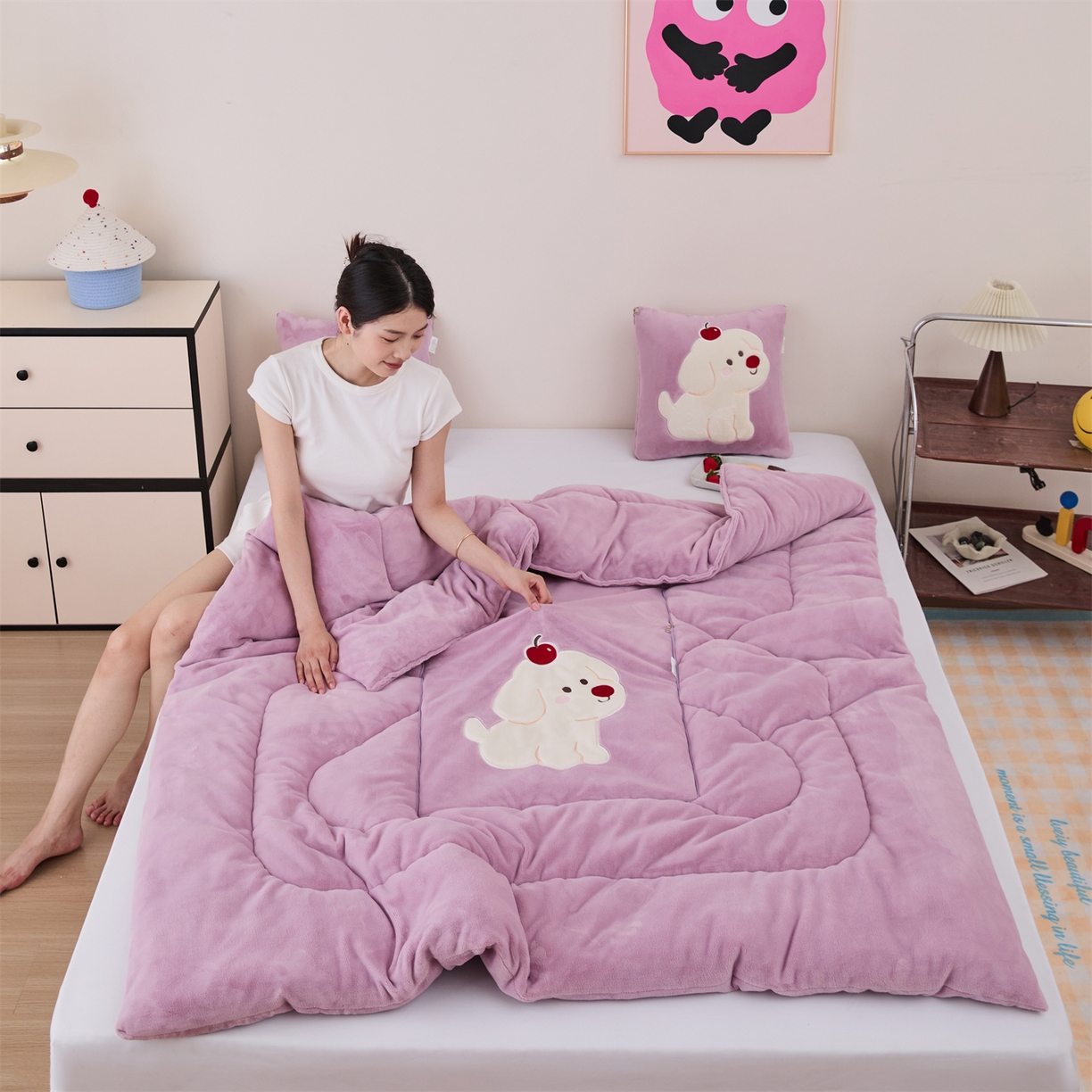 91家纺网 家纺一手货源 找家纺 哩哩熊2025抱枕被子两用加厚牛奶绒二合一汽车载枕头办公室午睡毯子冬天靠枕-樱桃小狗 樱桃小狗-香芋紫