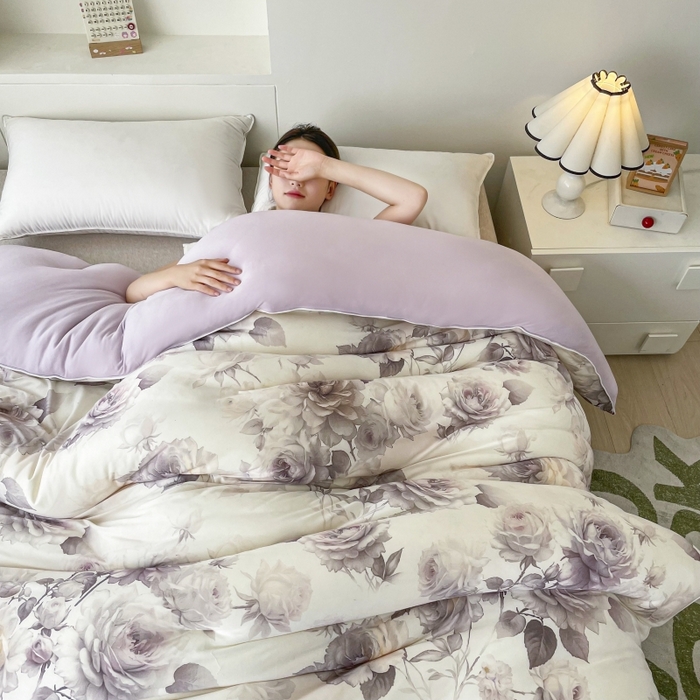 91家纺网 家纺一手货源 找家纺 小禹仔家纺  2025新款亲肤柔软大豆被数码印花针织棉大豆被冬被子被芯春秋被 俏佳人紫