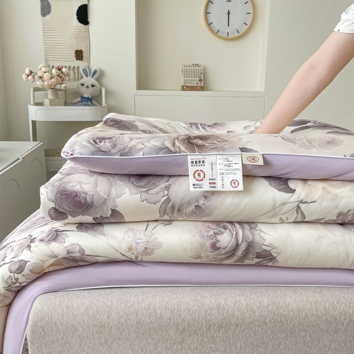 91家纺网 家纺一手货源 找家纺 小禹仔家纺  2025新款亲肤柔软大豆被数码印花针织棉大豆被冬被子被芯春秋被 俏佳人紫