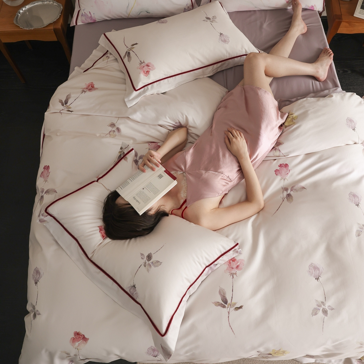 91家纺网 家纺一手货源 找家纺 初拾 2025新款100s全棉纯棉数码印花复古丝绒织带四件套 油画玫瑰