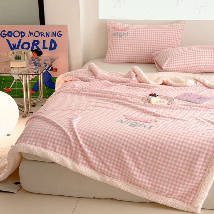 91家纺网 家纺一手货源 找家纺 布柔 2025新款高克重加厚印花毛巾刺绣牛奶绒羊羔绒盖毯双层毛毯午休毯卡通多功能沙发毯子 泡芙粉盖毯