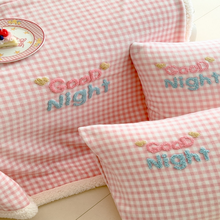 91家纺网 家纺一手货源 找家纺 布柔 2025新款高克重加厚印花毛巾刺绣牛奶绒羊羔绒盖毯双层毛毯午休毯卡通多功能沙发毯子 泡芙粉盖毯