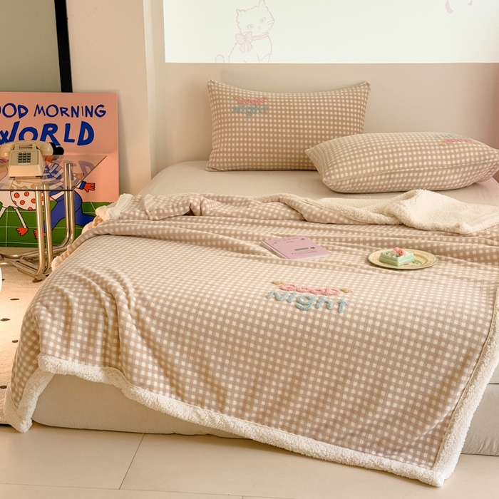 91家纺网 家纺一手货源 找家纺 布柔 2025新款高克重加厚印花毛巾刺绣牛奶绒羊羔绒盖毯双层毛毯午休毯卡通多功能沙发毯子 泡芙咖盖毯