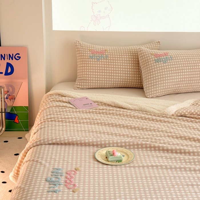 91家纺网 家纺一手货源 找家纺 布柔 2025新款高克重加厚印花毛巾刺绣牛奶绒羊羔绒盖毯双层毛毯午休毯卡通多功能沙发毯子 泡芙咖盖毯