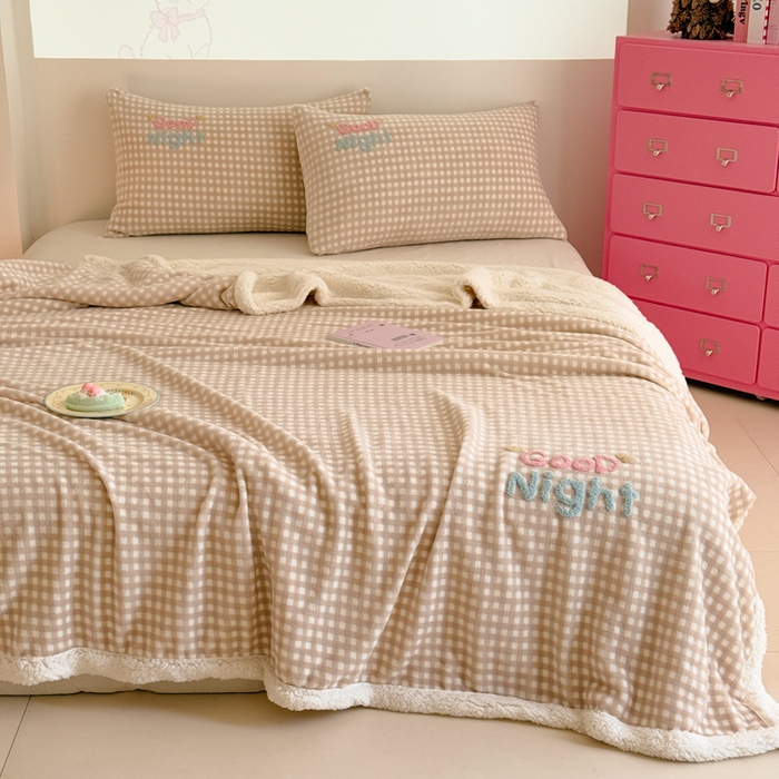 91家纺网 家纺一手货源 找家纺 布柔 2025新款高克重加厚印花毛巾刺绣牛奶绒羊羔绒盖毯双层毛毯午休毯卡通多功能沙发毯子 泡芙咖盖毯