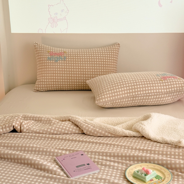 91家纺网 家纺一手货源 找家纺 布柔 2025新款高克重加厚印花毛巾刺绣牛奶绒羊羔绒盖毯双层毛毯午休毯卡通多功能沙发毯子 泡芙咖盖毯