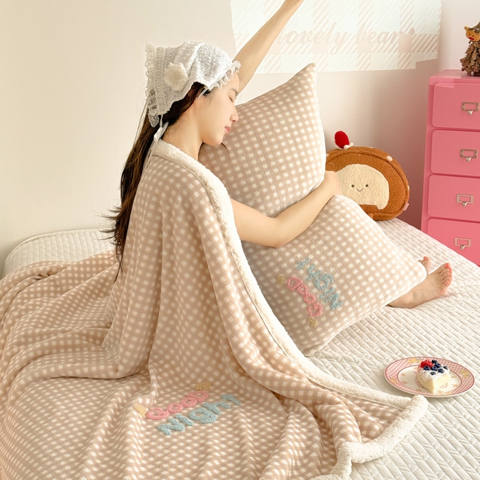 91家纺网 家纺一手货源 找家纺 布柔 2025新款高克重加厚印花毛巾刺绣牛奶绒羊羔绒盖毯双层毛毯午休毯卡通多功能沙发毯子 泡芙咖盖毯